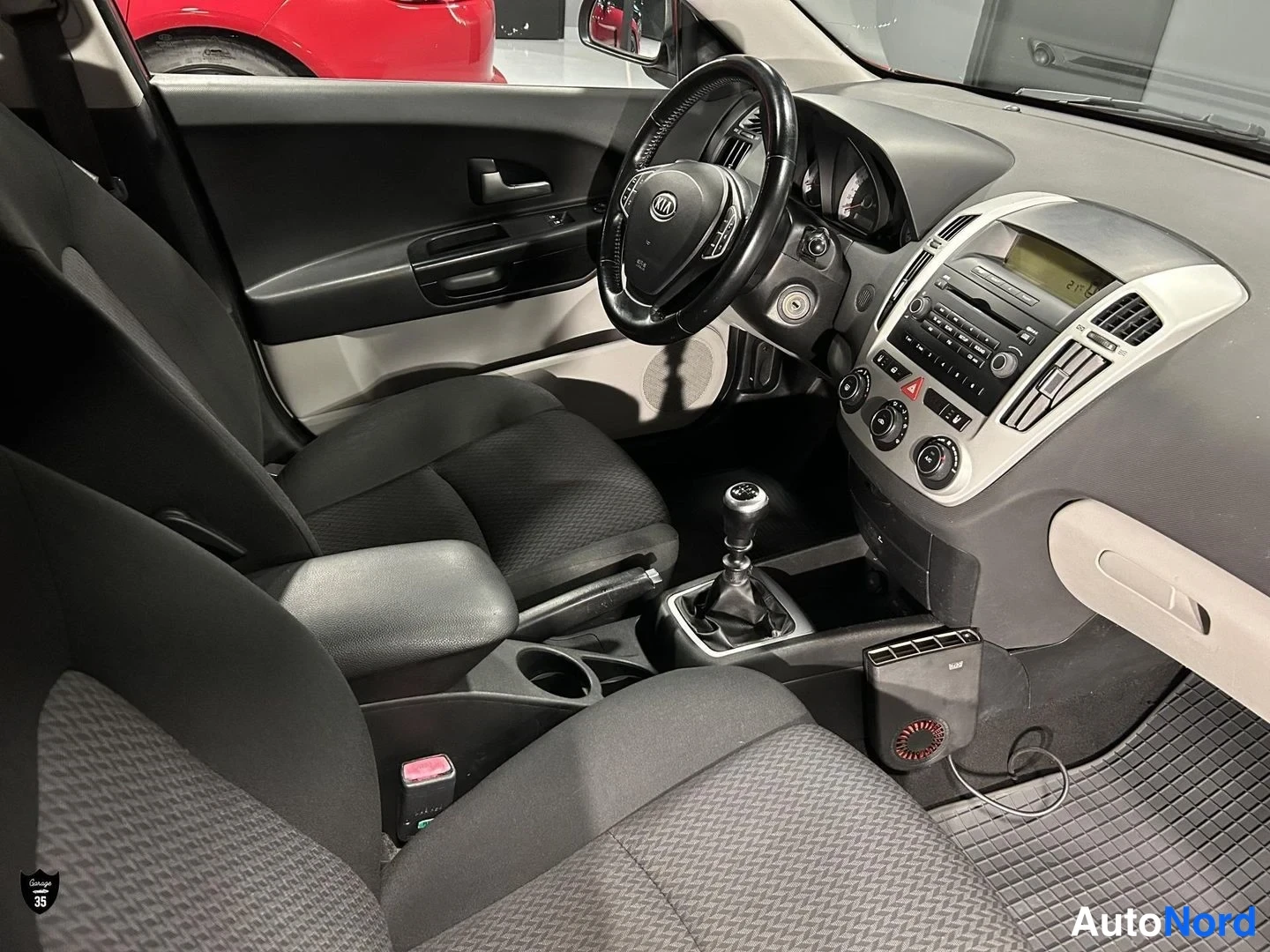 Punainen Kia Ceed SW 2009, ohjaamo, kuva 11