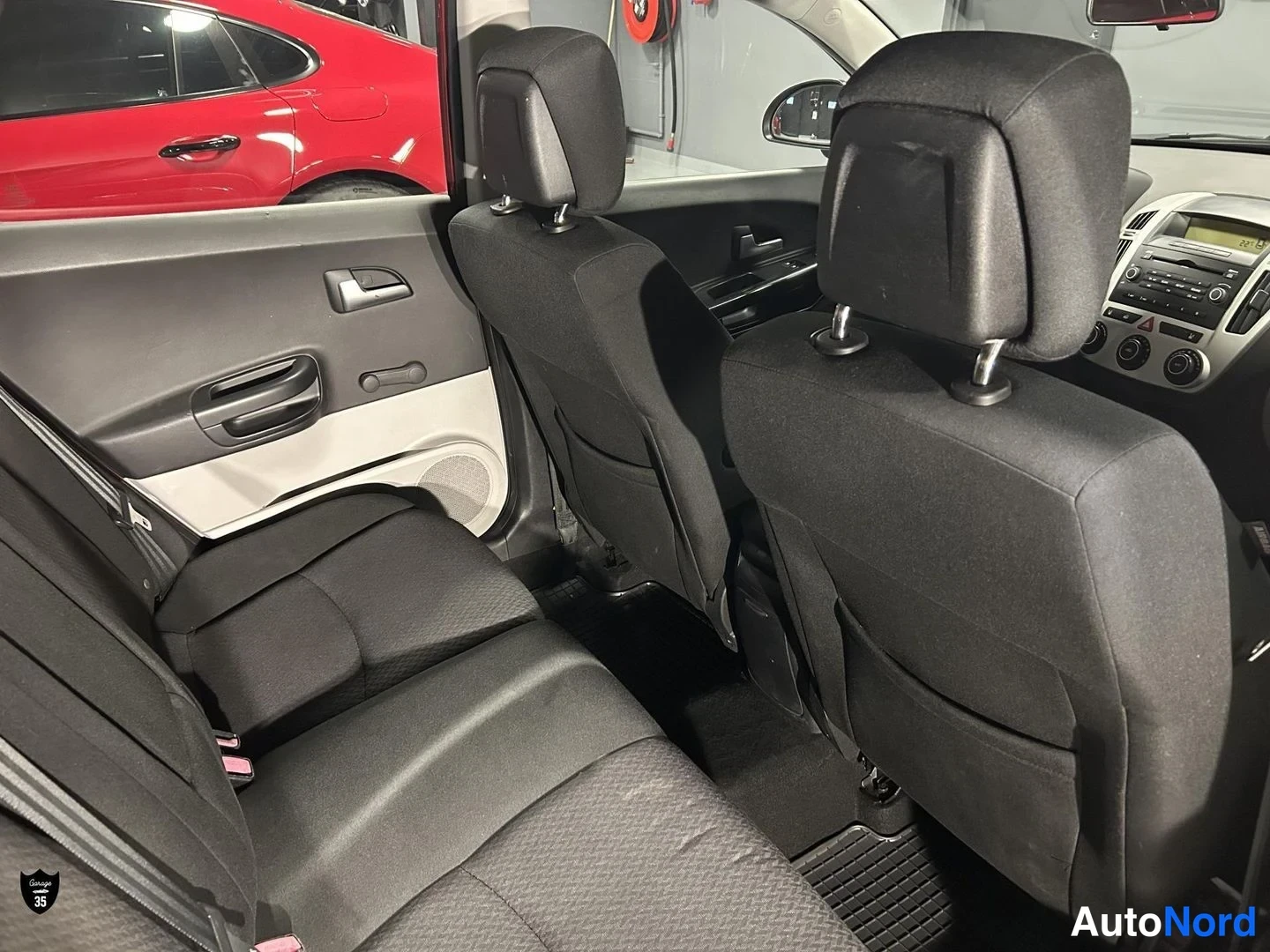 Punainen Kia Ceed SW 2009, takaistuimet, kuva 12