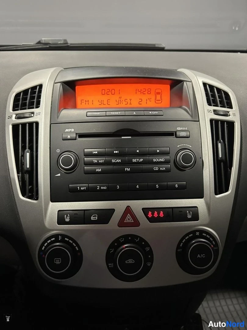 Punainen Kia Ceed SW 2009, yksityiskohta, kuva 15