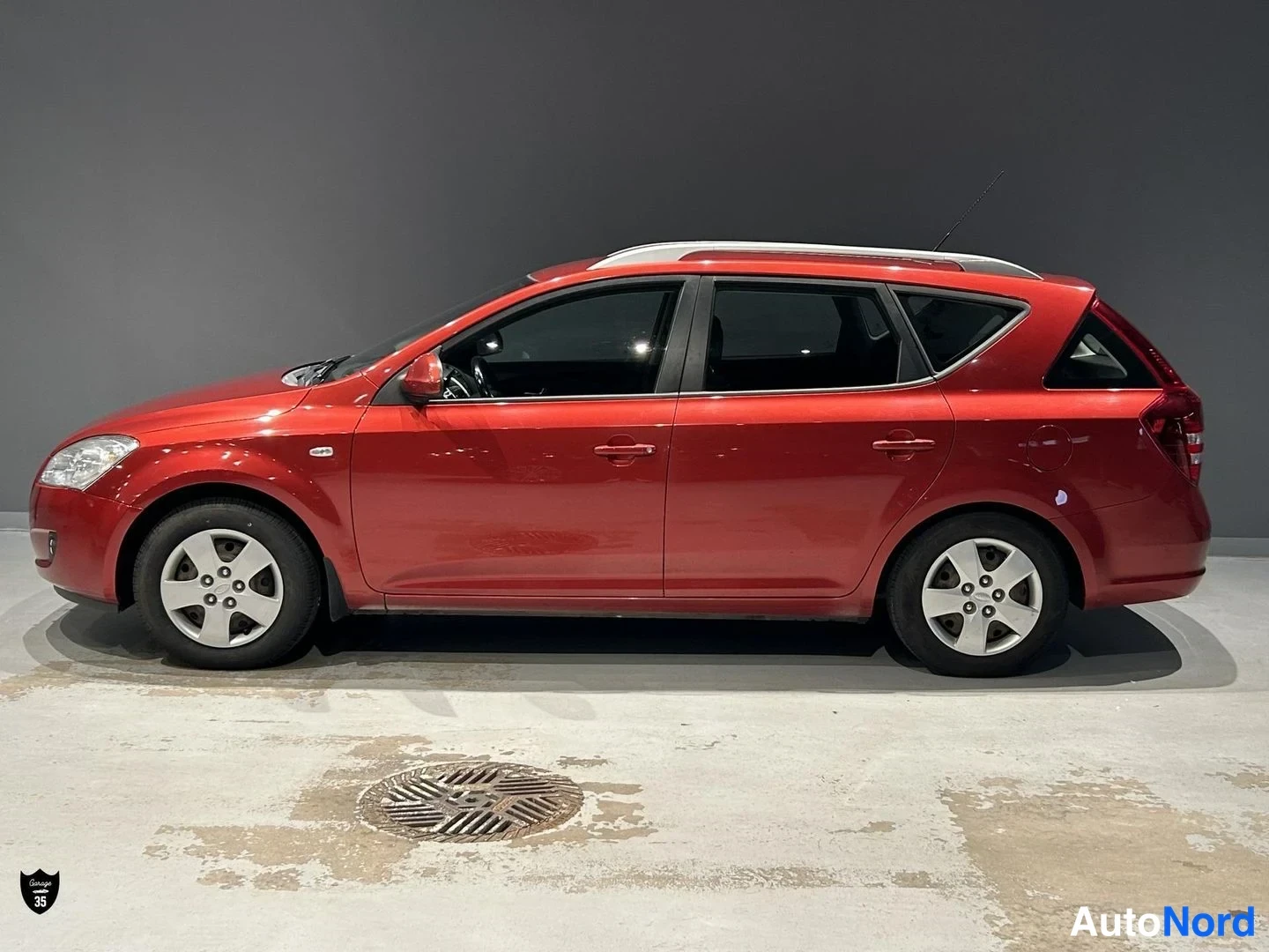 Punainen Kia Ceed SW 2009, sivulta, kuva 4