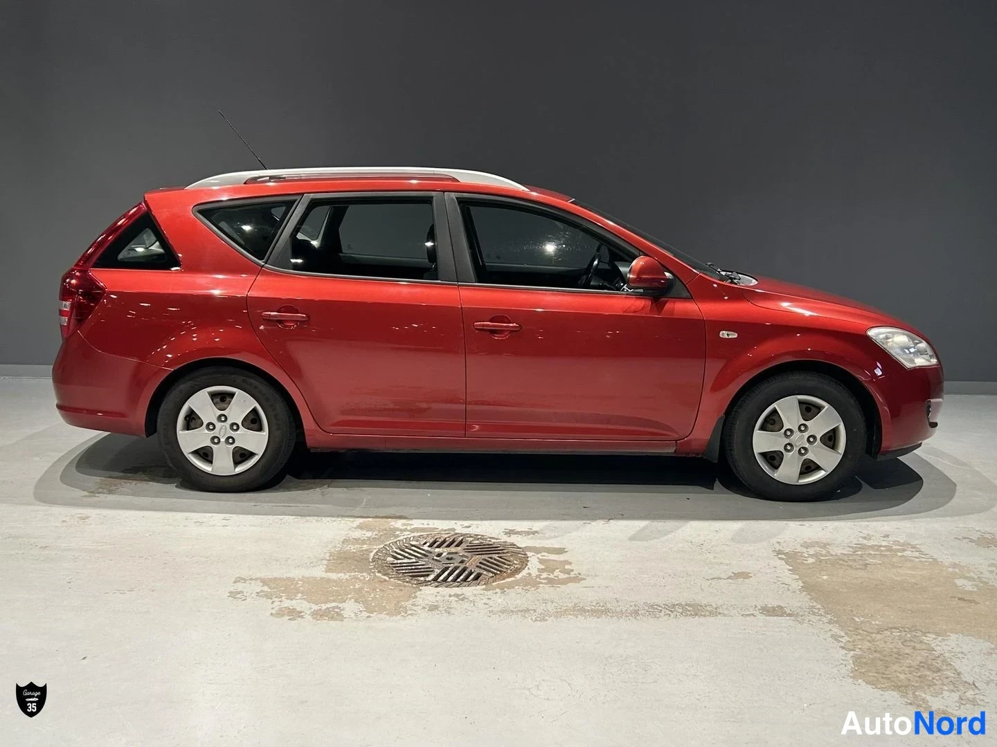 Punainen Kia Ceed SW 2009, sivulta, kuva 5