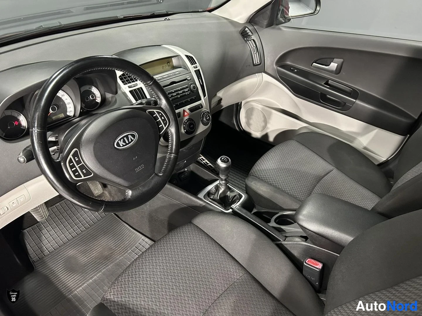 Punainen Kia Ceed SW 2009, ohjaamo, kuva 9
