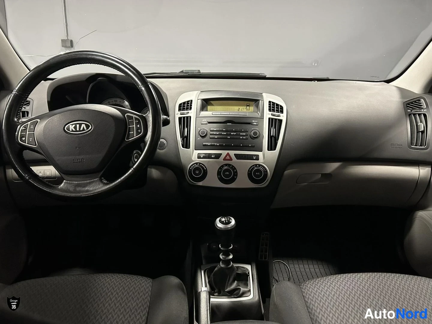 Punainen Kia Ceed SW 2009, ohjaamo, kuva 10