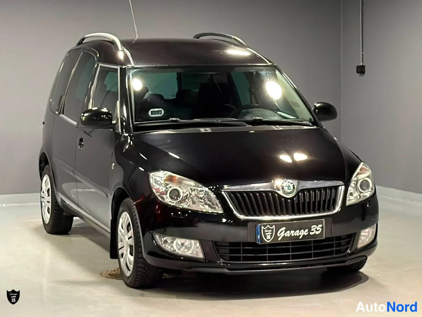 Musta Skoda Roomster 2011, etuviisto, keula oikealle, kuva 3