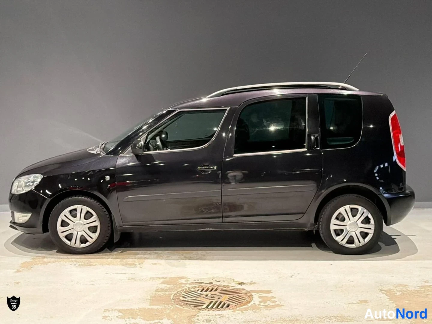 Musta Skoda Roomster 2011, sivulta, kuva 5