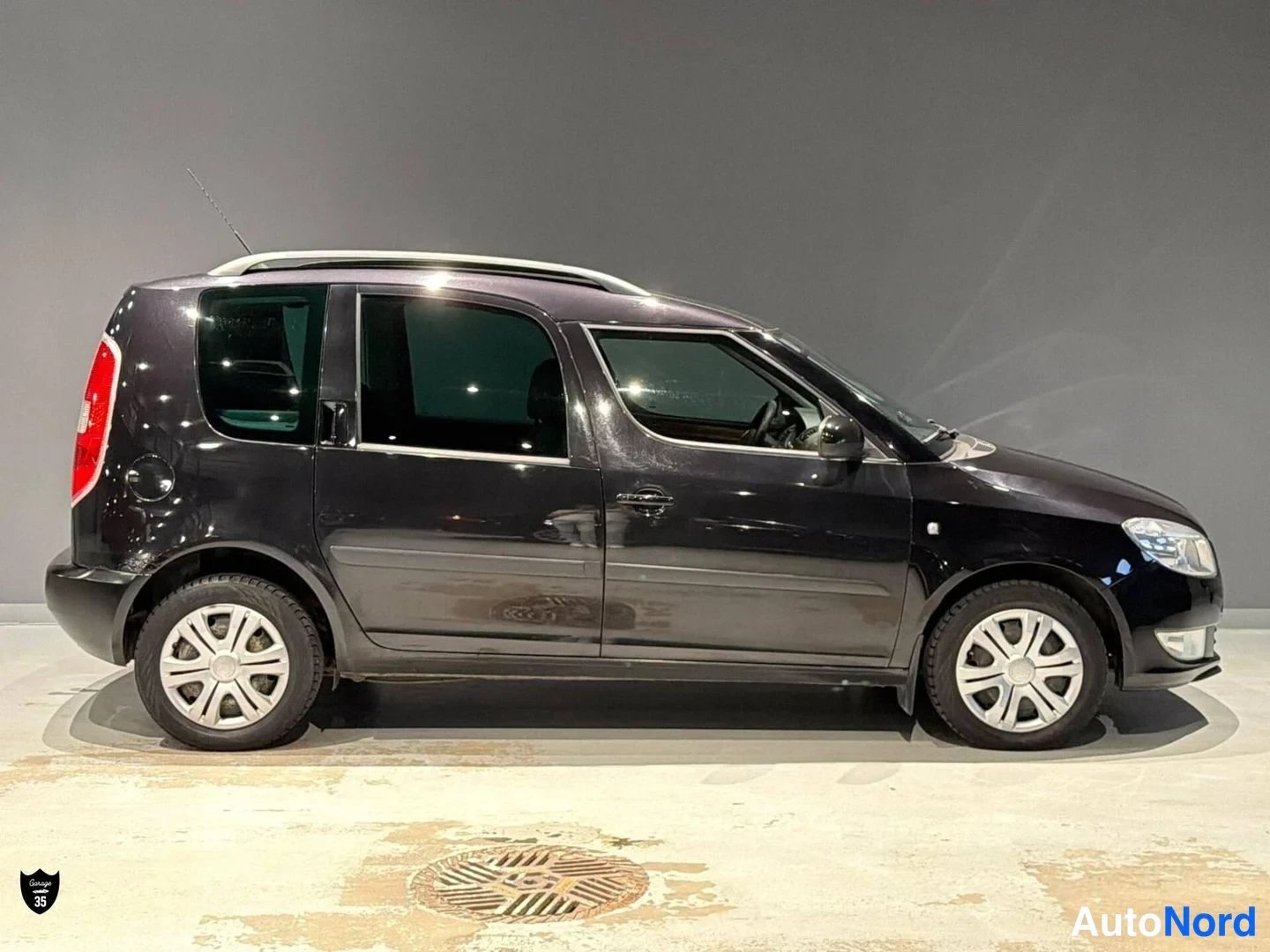 Musta Skoda Roomster 2011, etuviisto, keula oikealle, kuva 2