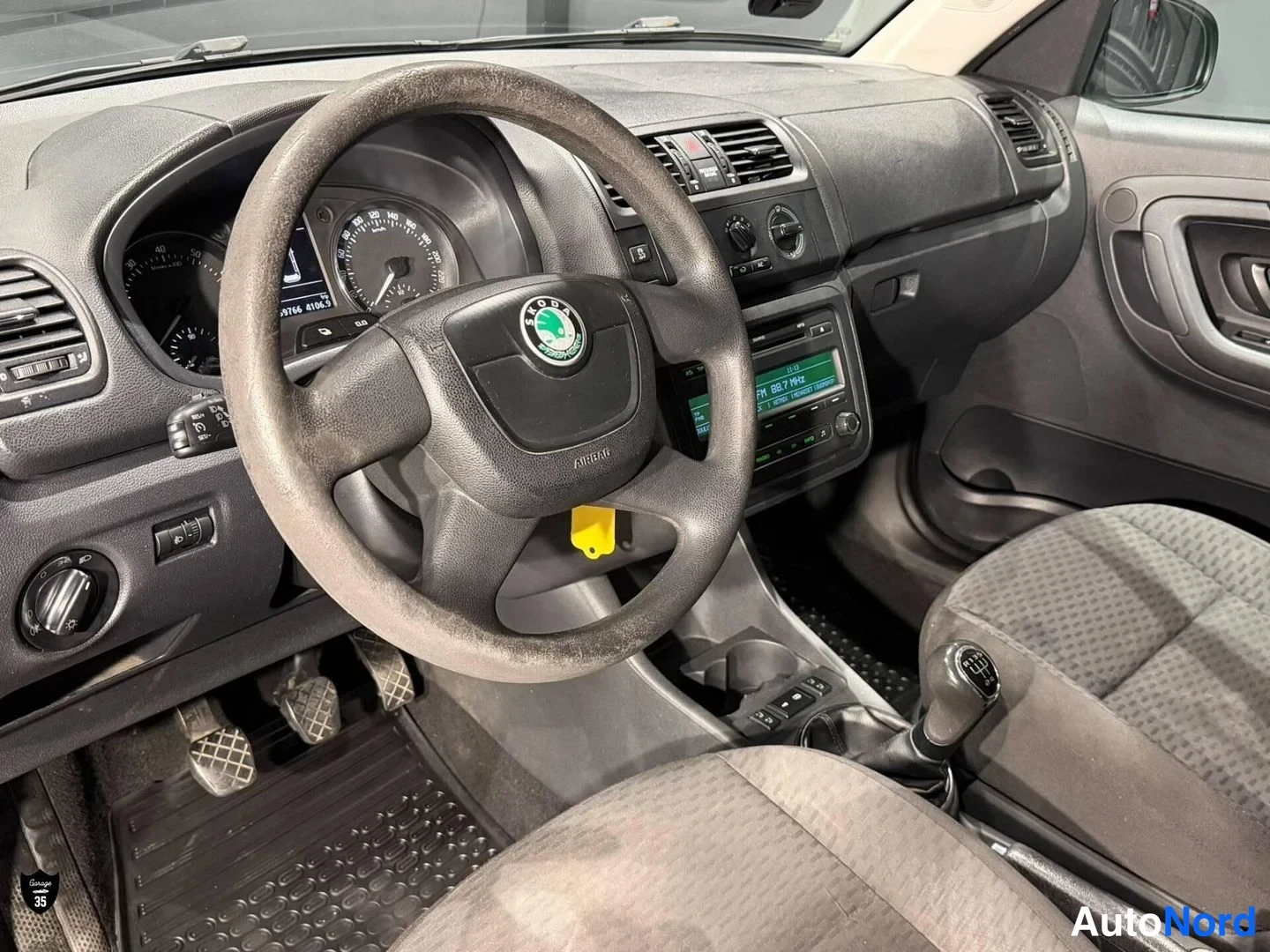 Musta Skoda Roomster 2011, ohjaamo, kuva 9