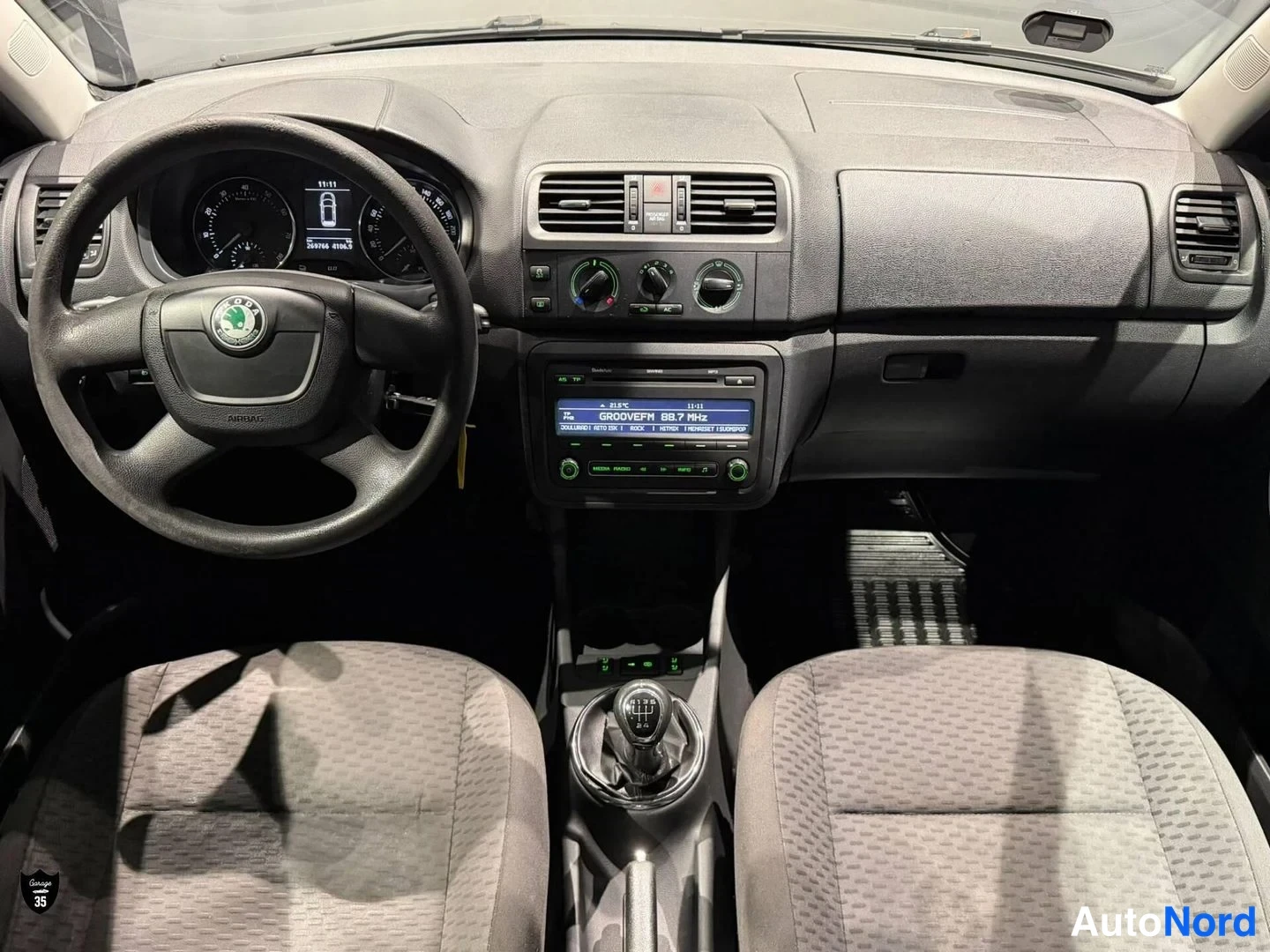 Musta Skoda Roomster 2011, ohjaamo, kuva 10