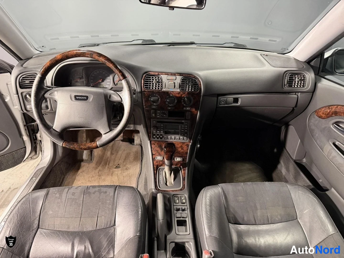 Hopea Volvo V40 1999, ohjaamo, kuva 10