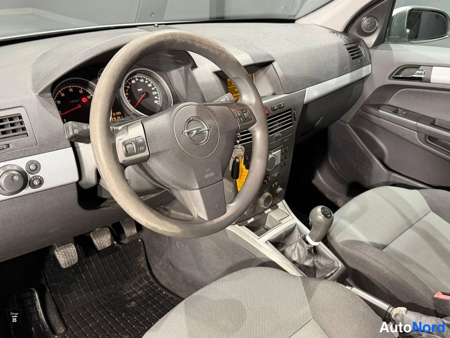 Hopea Opel Astra 2006, ohjaamo, kuva 8