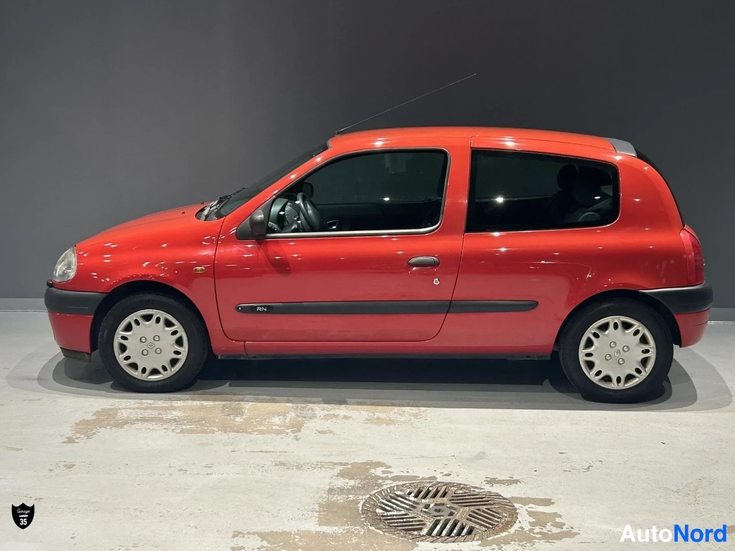 Punainen Renault Clio 1999, sivulta, kuva 5