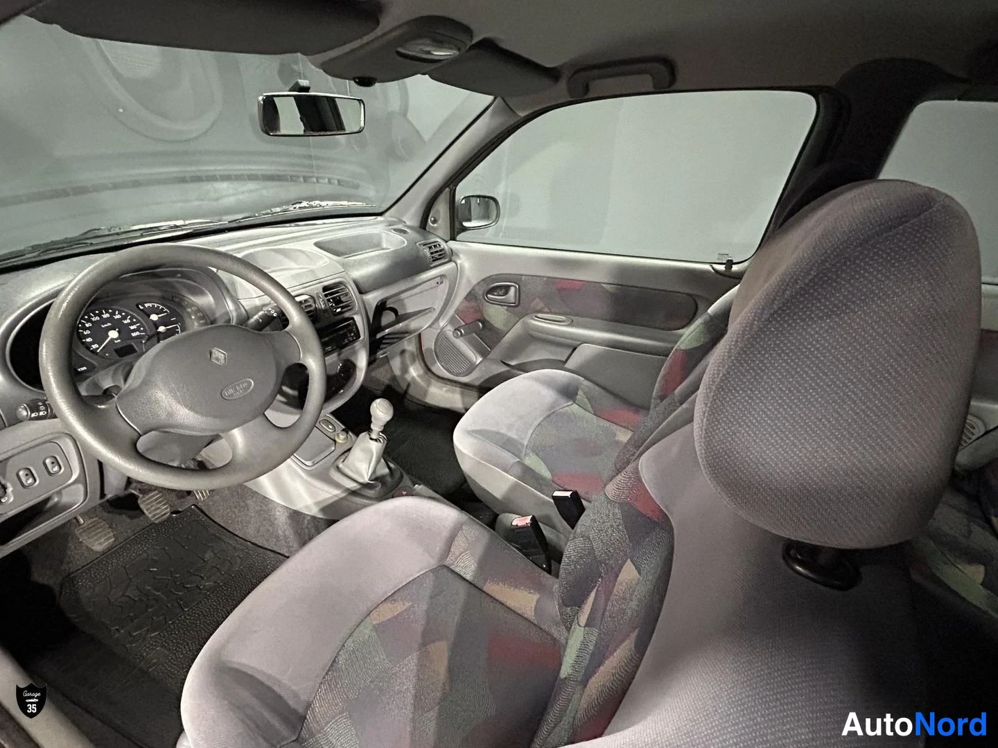 Punainen Renault Clio 1999, ohjaamo, kuva 9