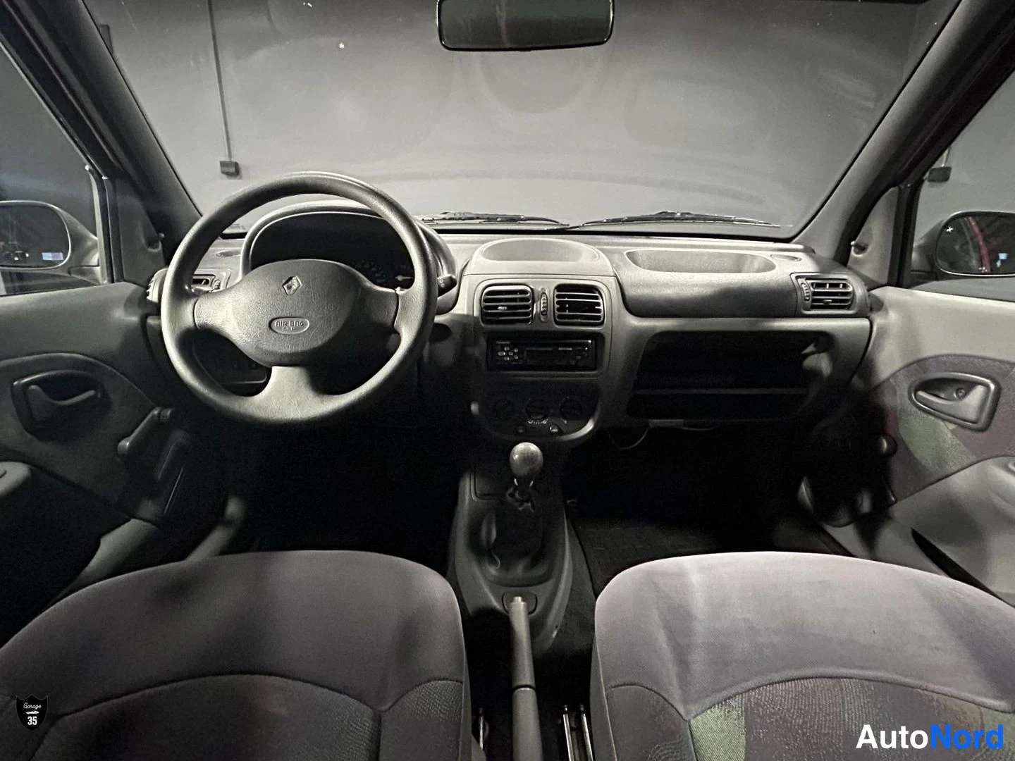 Punainen Renault Clio 1999, ohjaamo, kuva 10