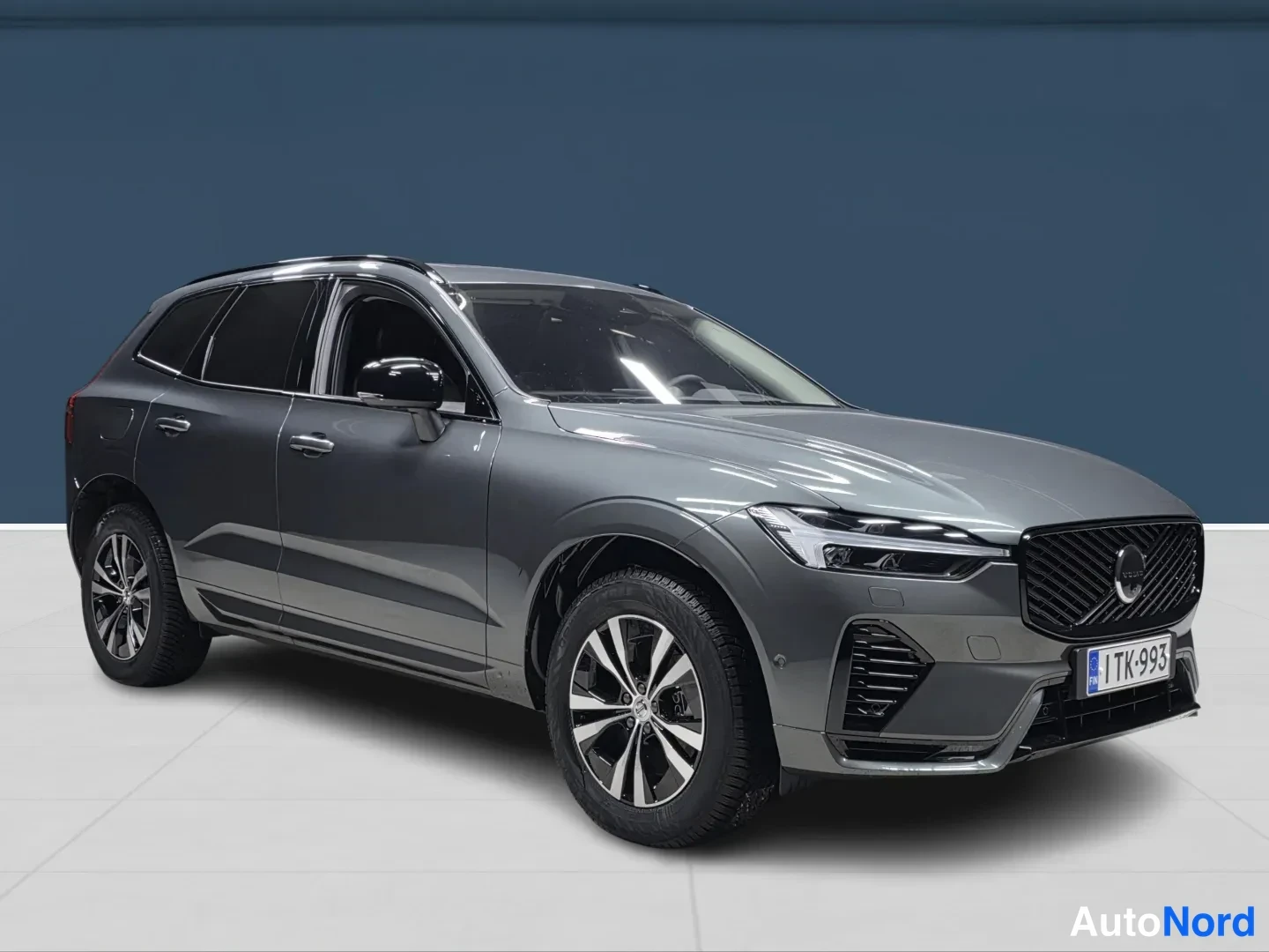Vihreä Volvo XC60 2027, etuviisto, keula oikealle, kuva 2
