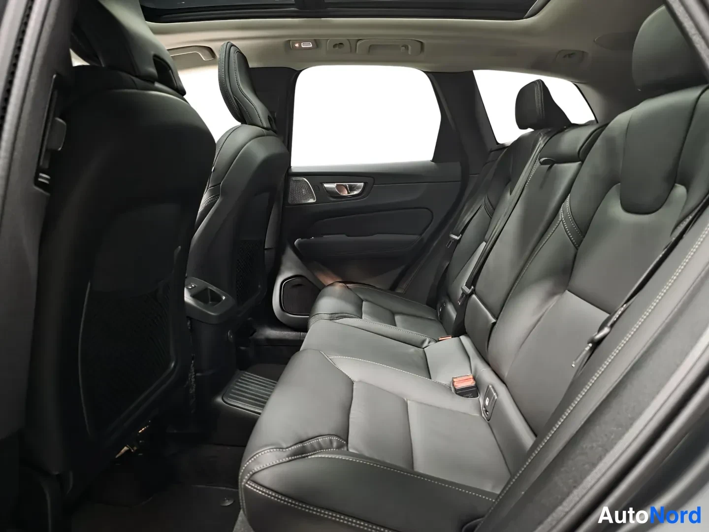 Vihreä Volvo XC60 2027, takaistuimet, kuva 13
