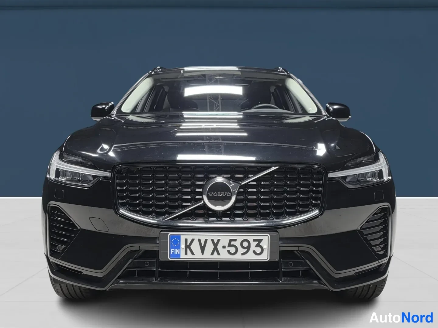 Musta Volvo XC60 2025, edestä, kuva 3