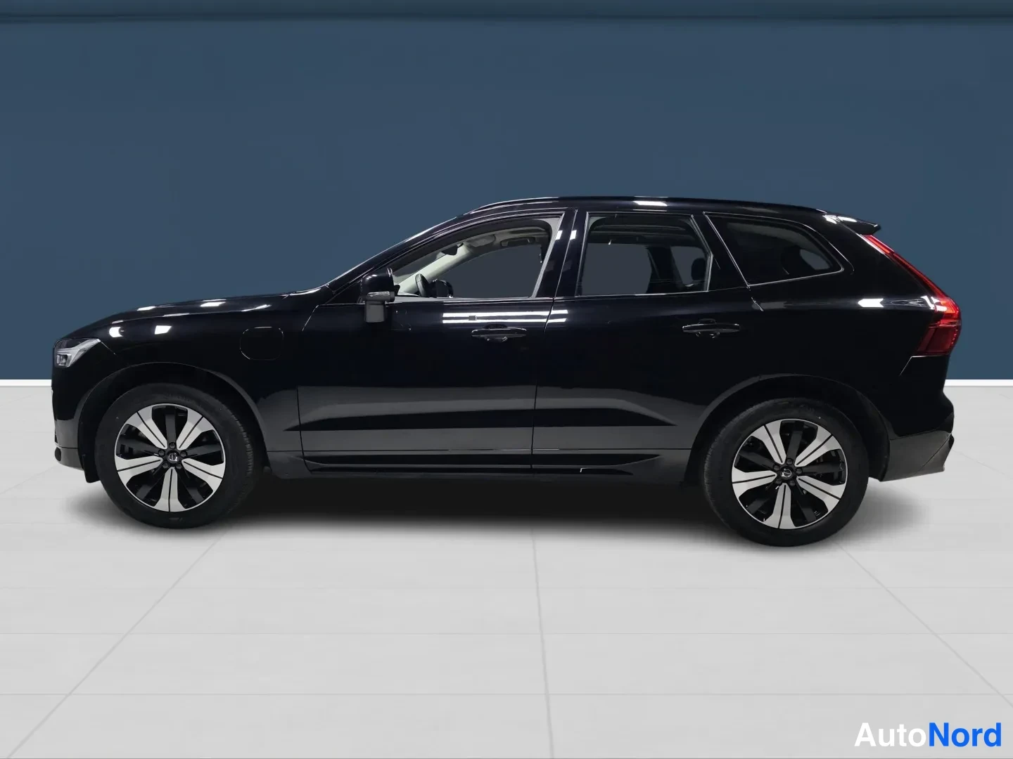Musta Volvo XC60 2025, sivulta, kuva 4