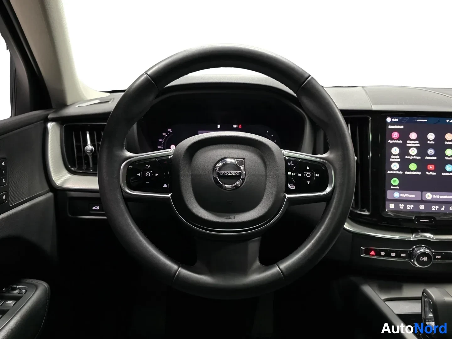Musta Volvo XC60 2025, ohjaamo, kuva 9