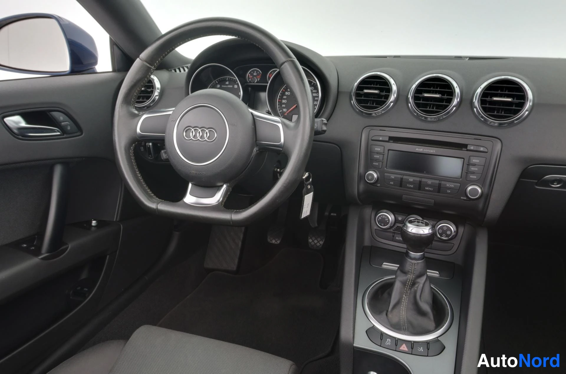 Sininen Audi TT 2011, ohjaamo, kuva 19