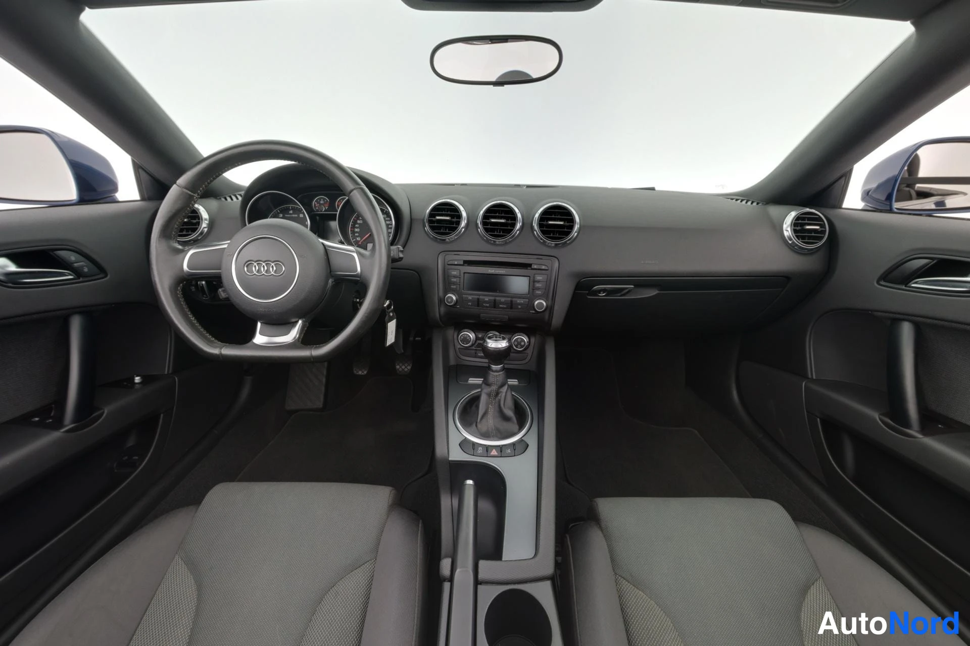 Sininen Audi TT 2011, ohjaamo, kuva 16
