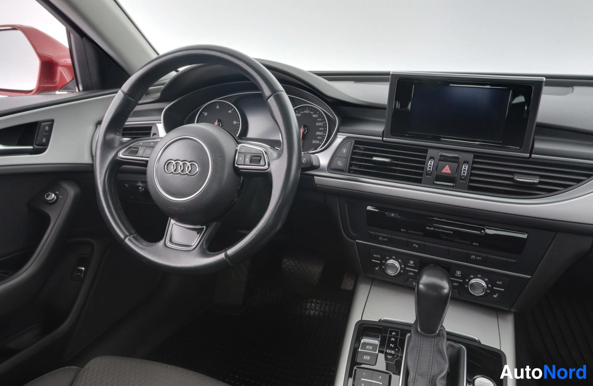 Punainen Audi A6 2015, ohjaamo, kuva 12