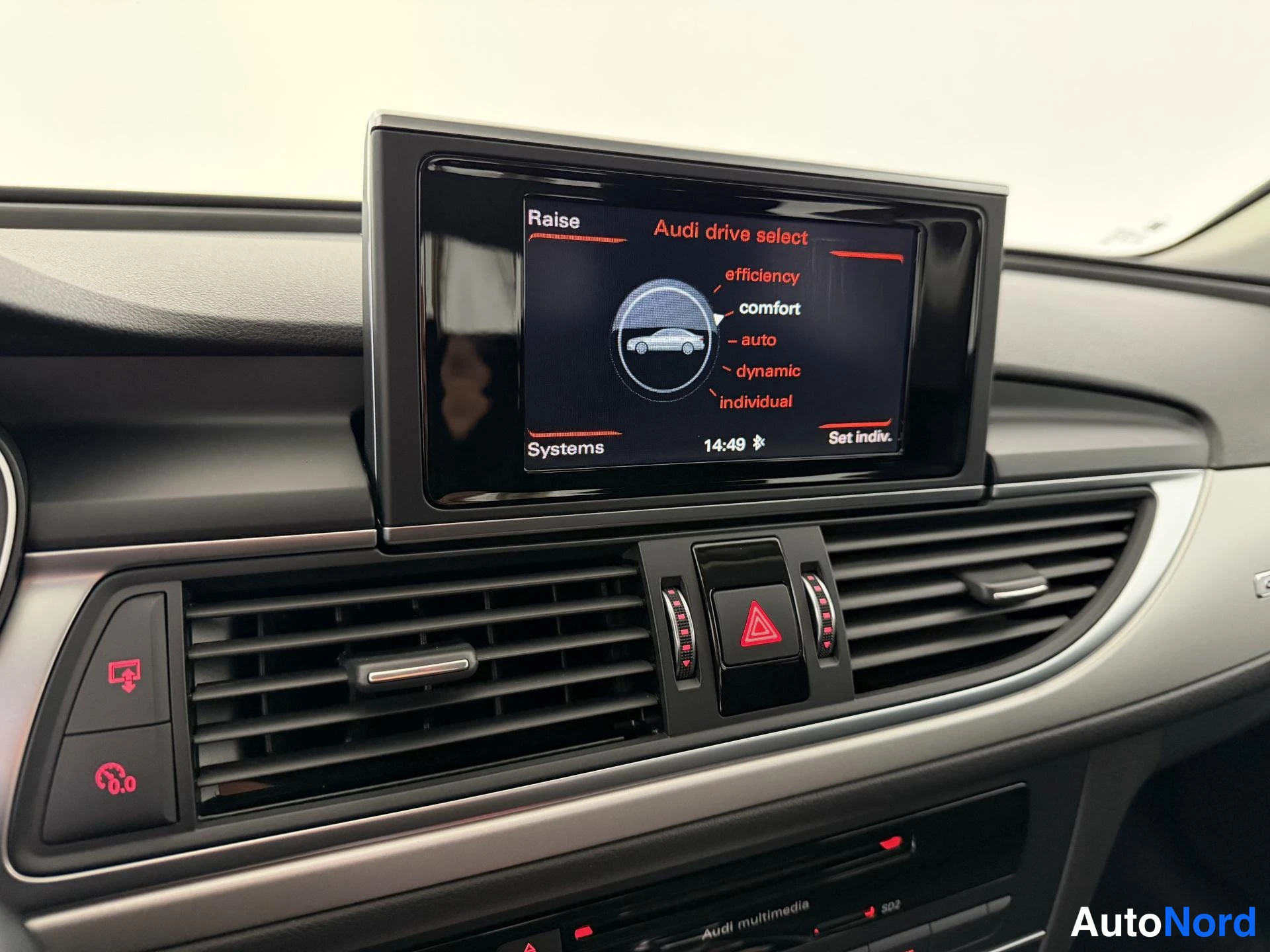 Punainen Audi A6 2015, yksityiskohta, kuva 20