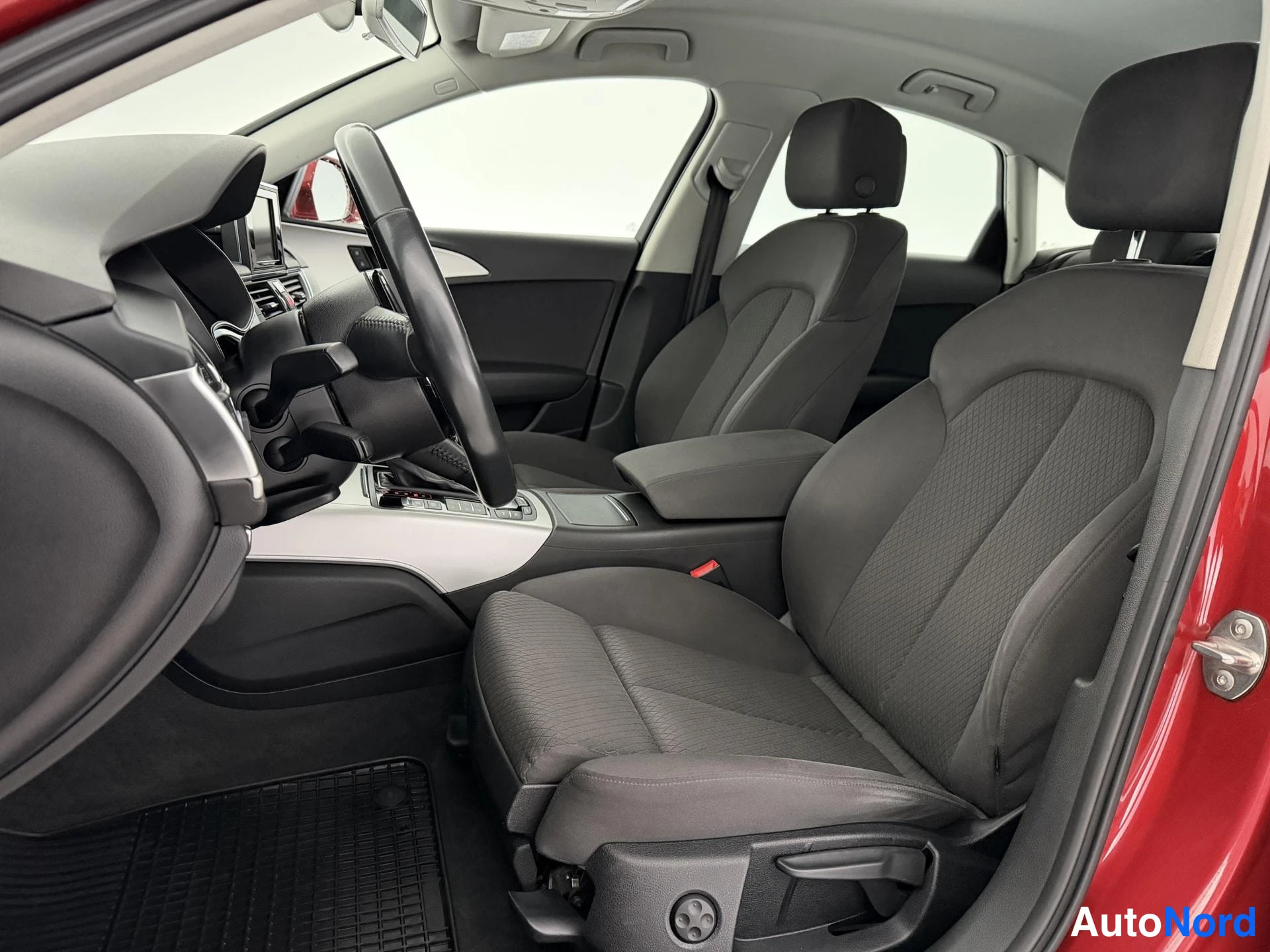 Punainen Audi A6 2015, etuistuimet, kuva 13