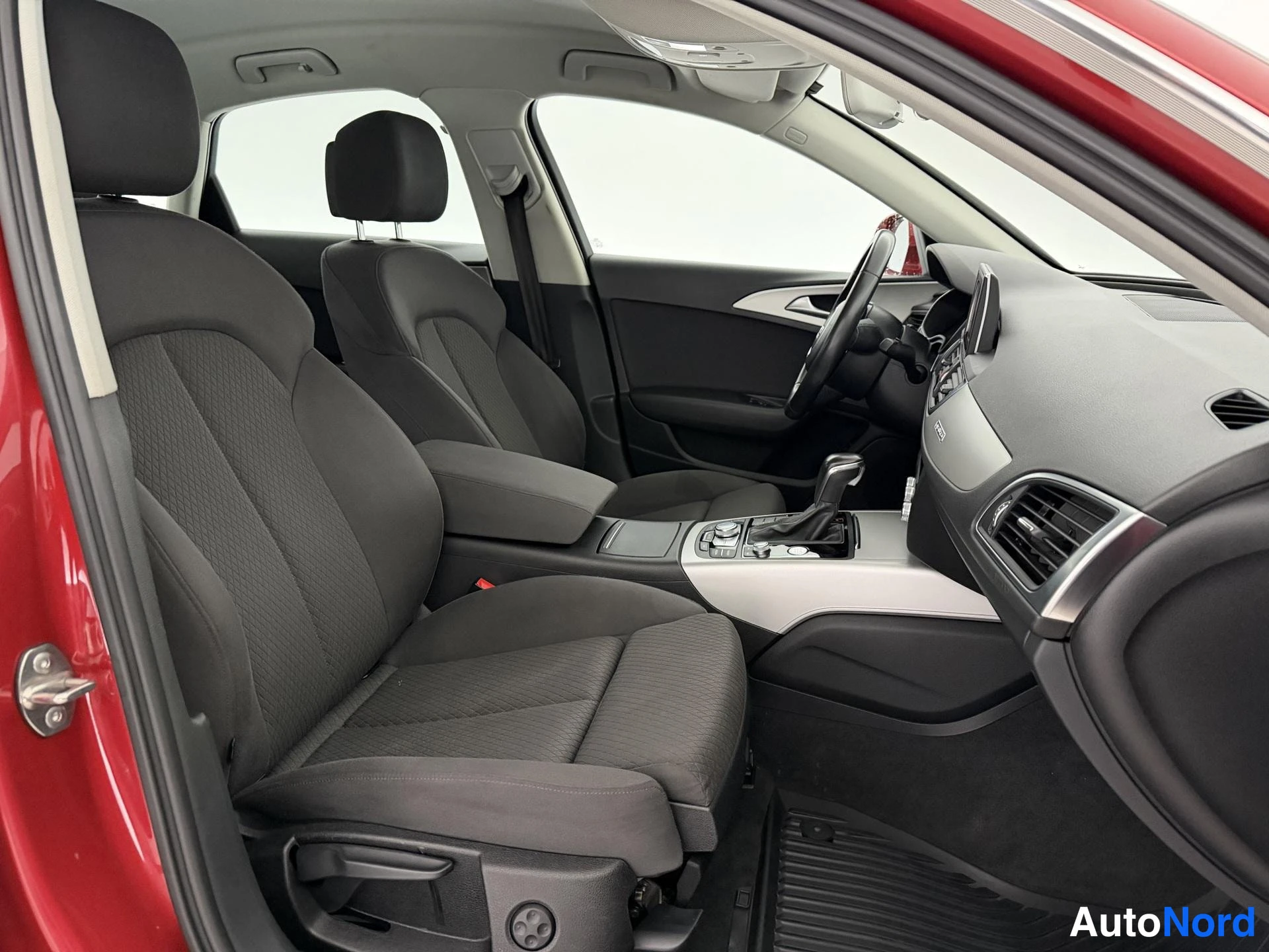 Punainen Audi A6 2015, etuistuimet, kuva 14