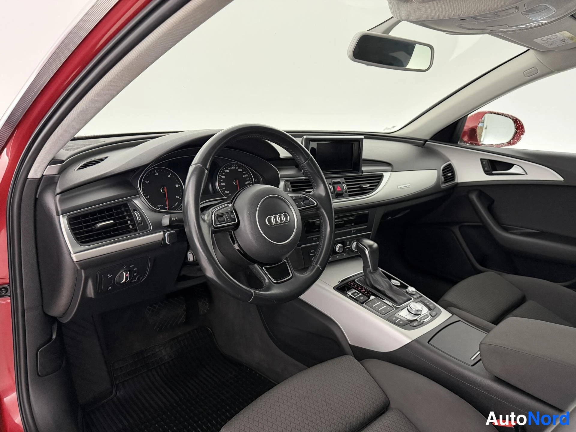 Punainen Audi A6 2015, ohjaamo, kuva 10