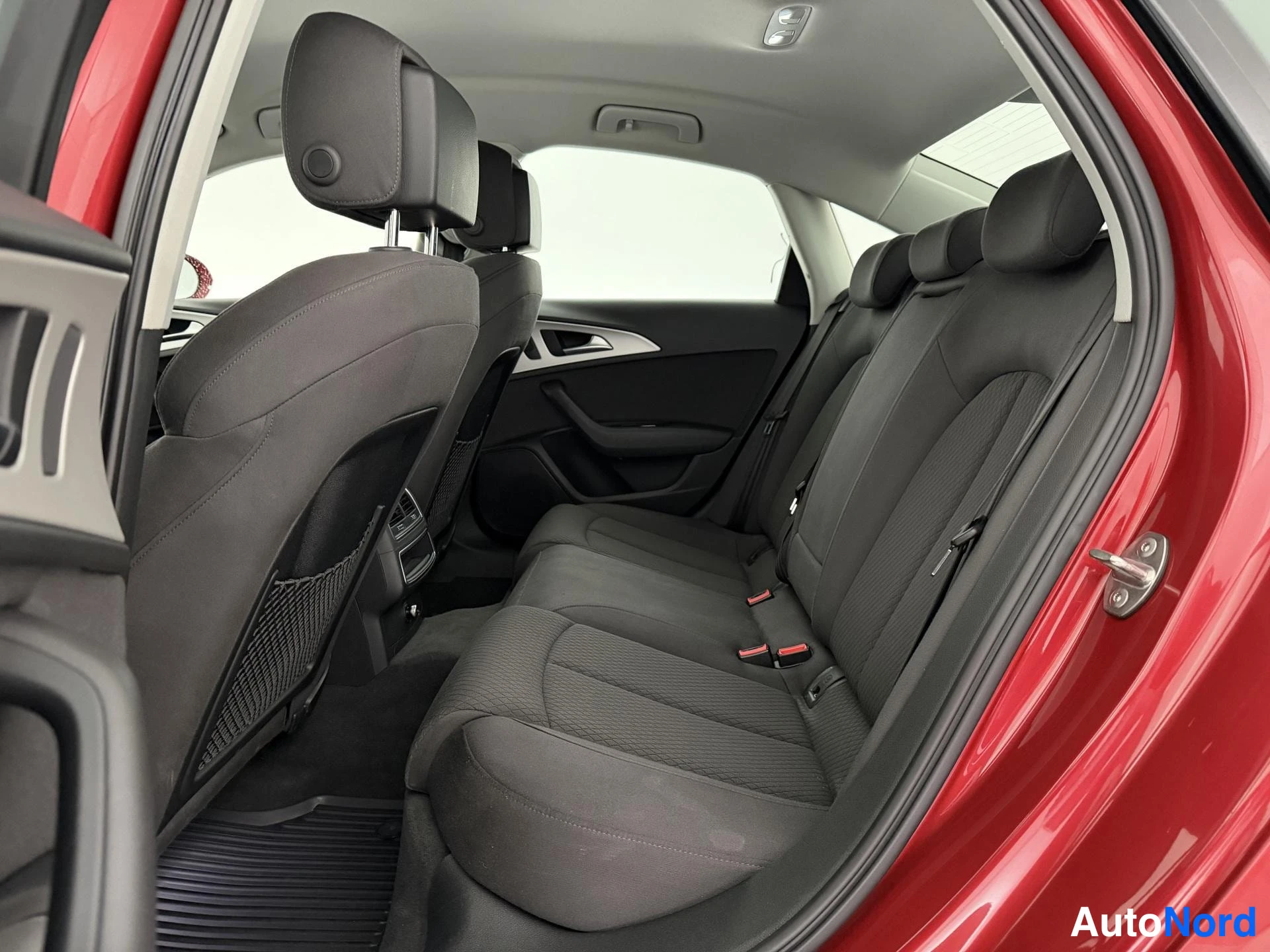 Punainen Audi A6 2015, takaistuimet, kuva 15
