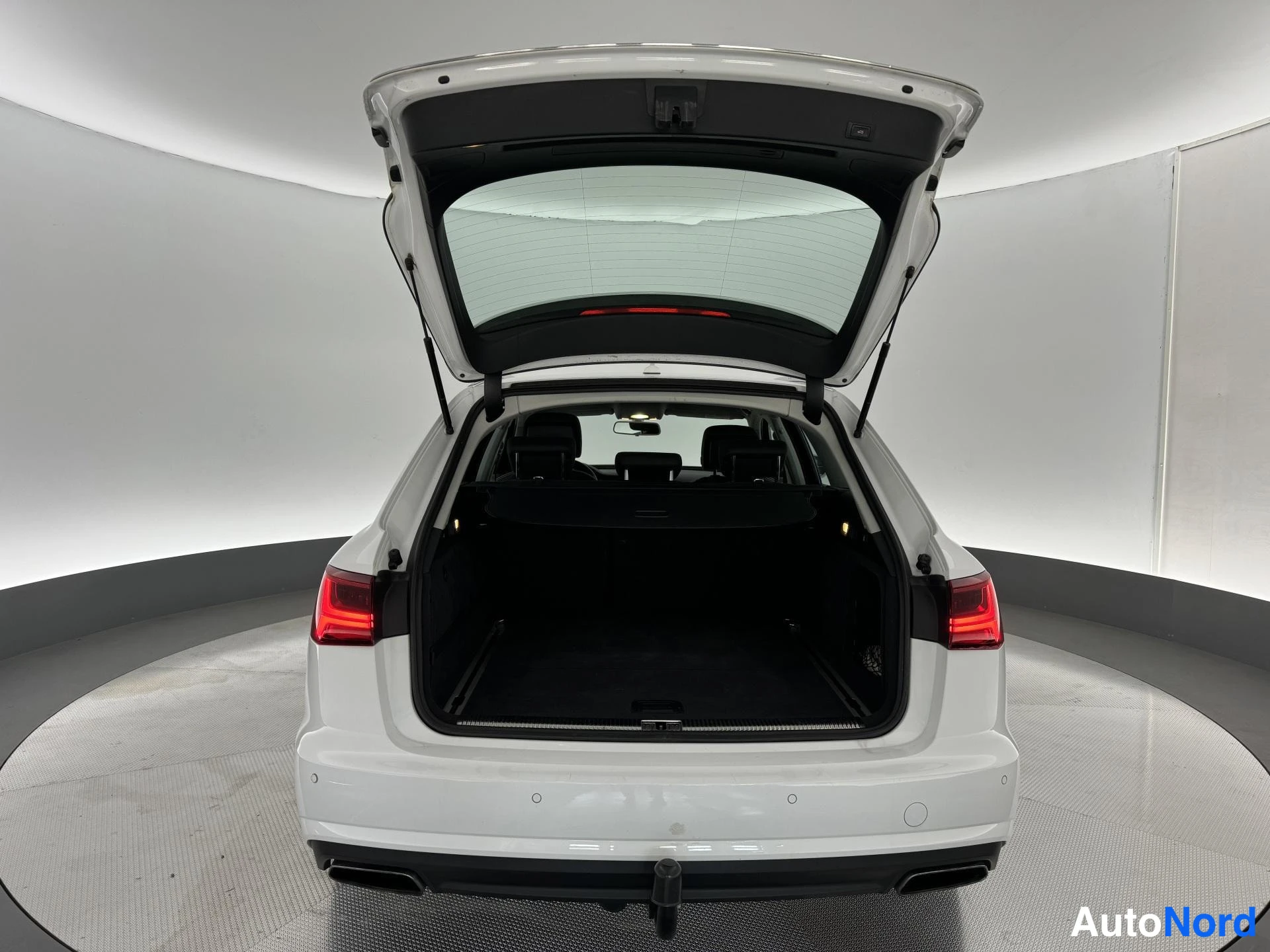 Valkoinen Audi A6 Avant 2015, tavaratila, kuva 19
