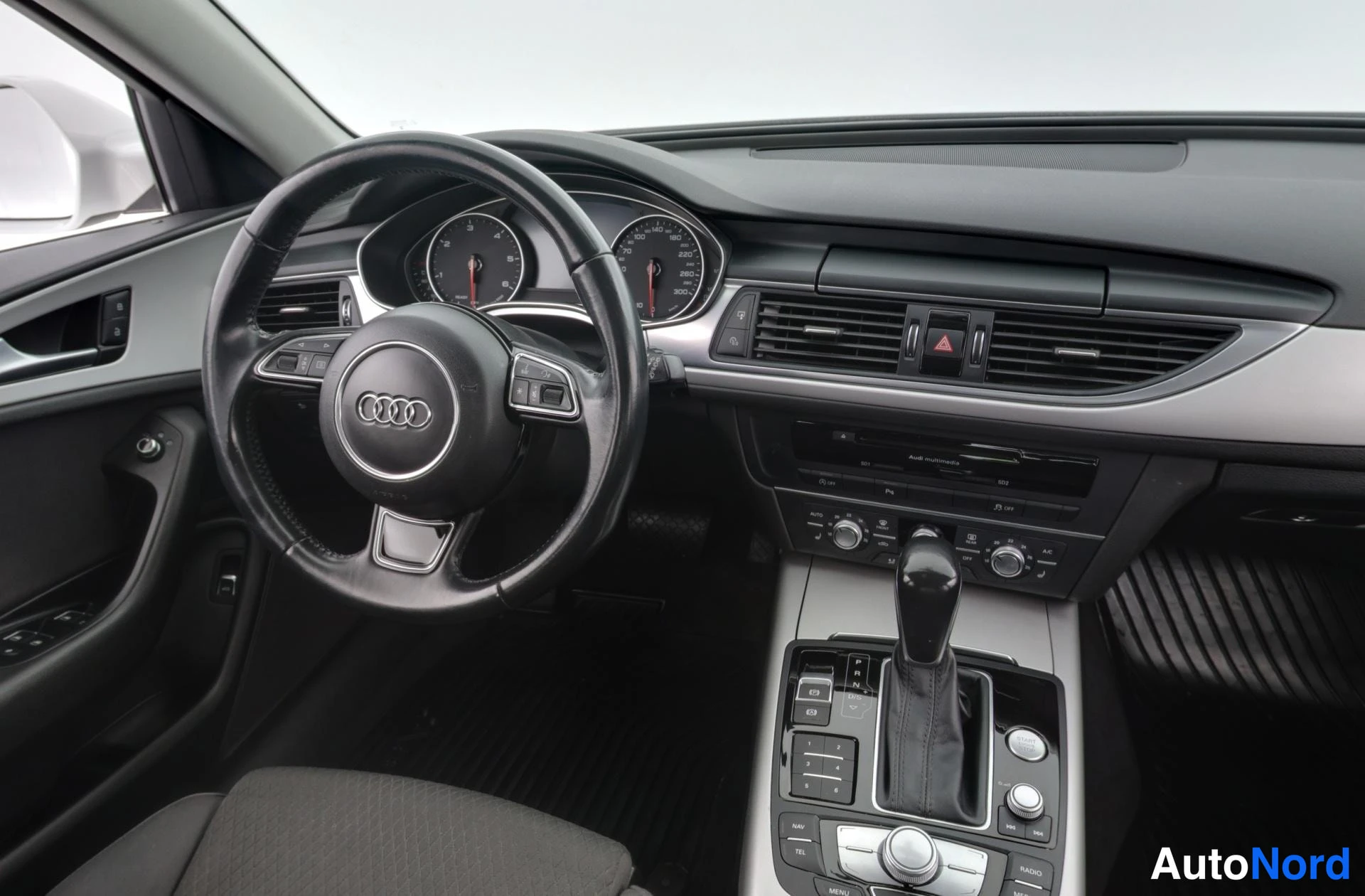 Valkoinen Audi A6 Avant 2015, ohjaamo, kuva 14