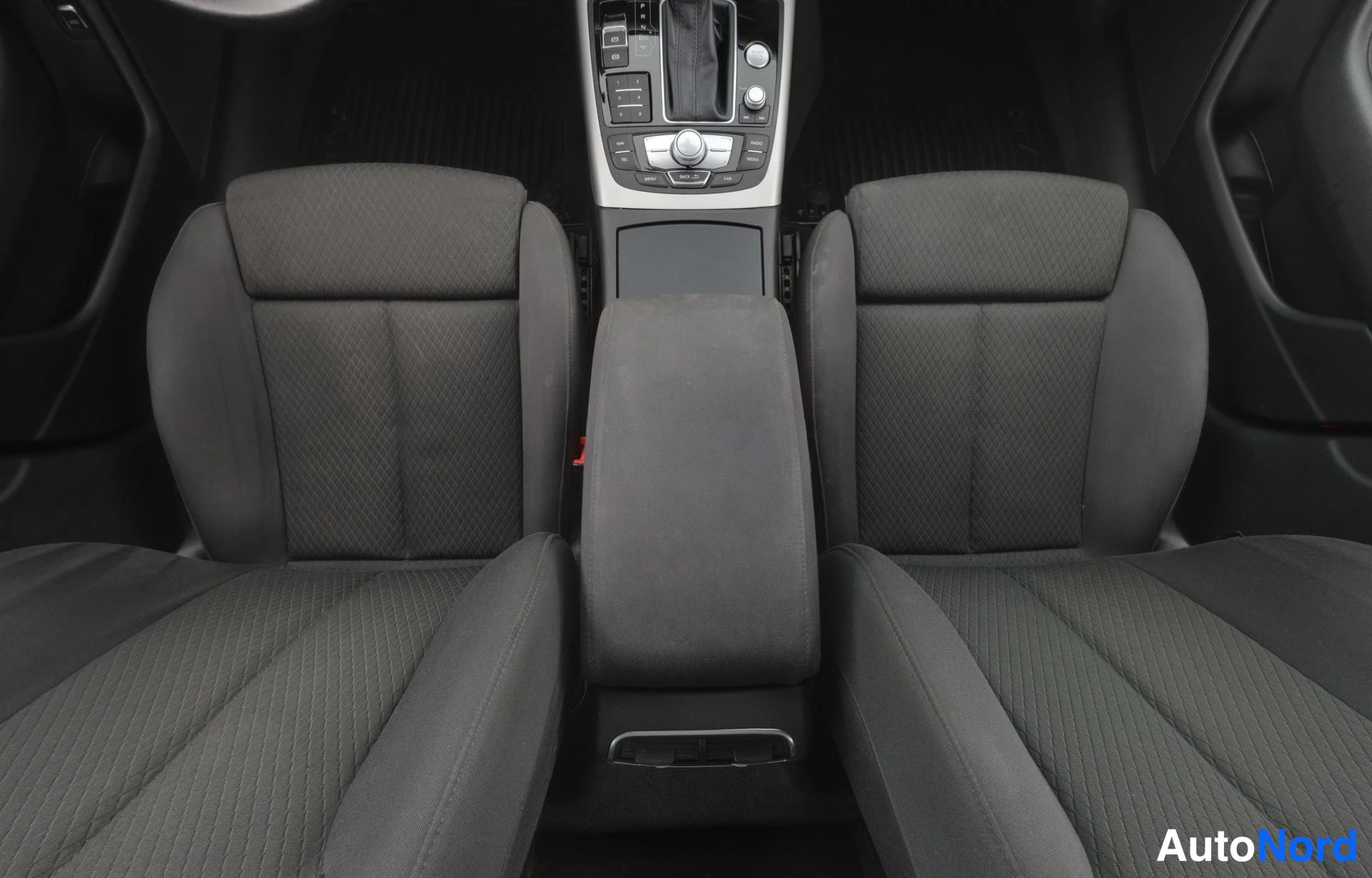 Valkoinen Audi A6 Avant 2015, ohjaamo, kuva 15