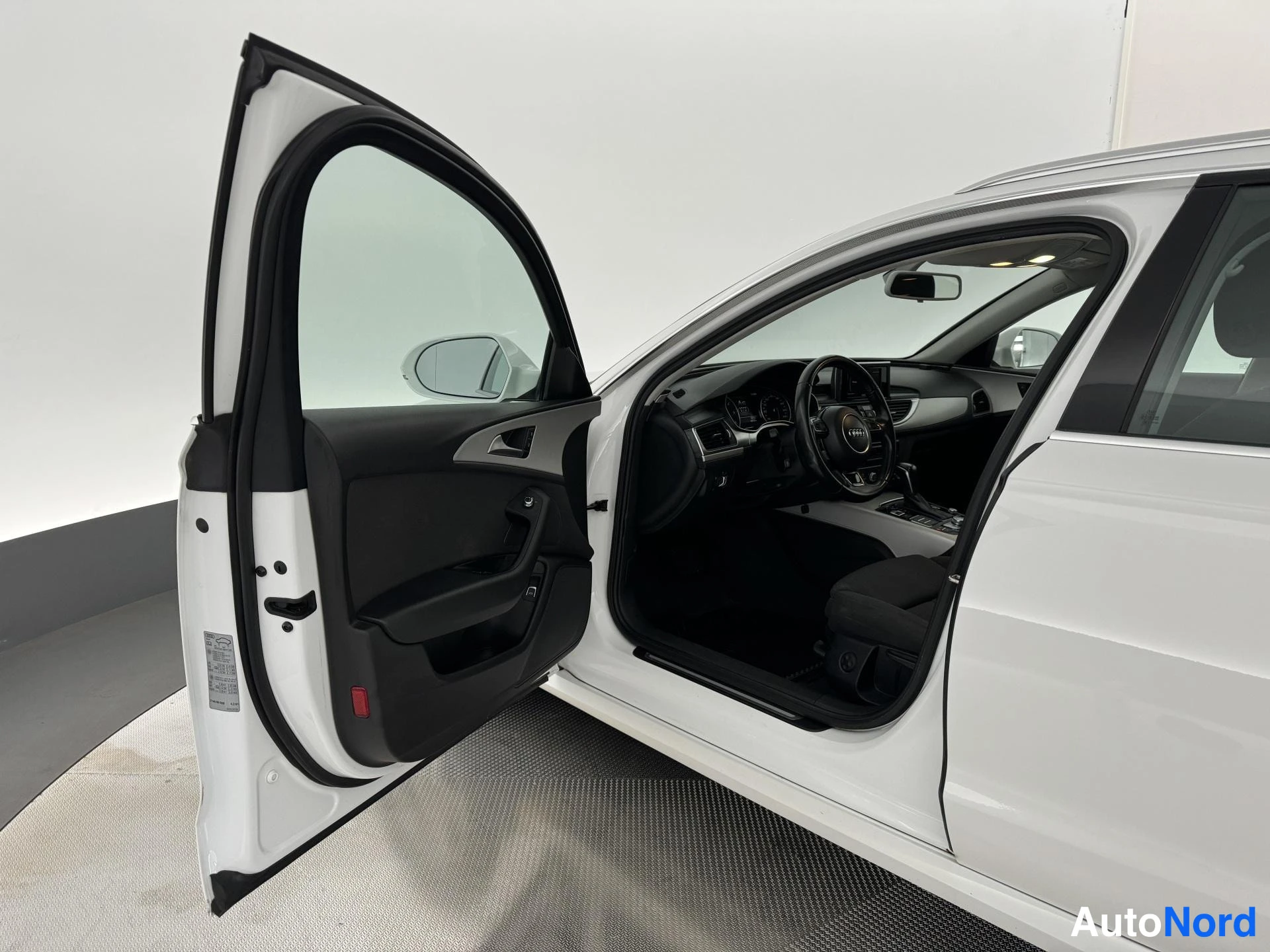 Valkoinen Audi A6 Avant 2015, sivulta, kuva 5