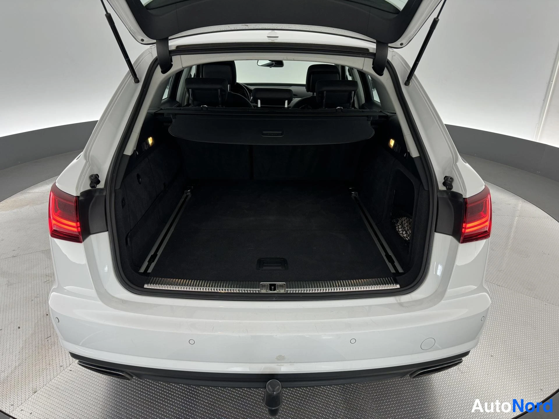 Valkoinen Audi A6 Avant 2015, tavaratila, kuva 20