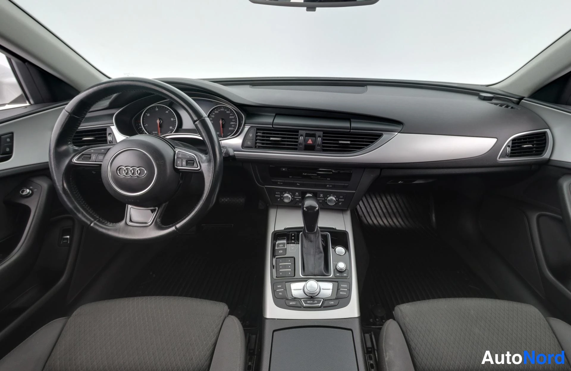 Valkoinen Audi A6 Avant 2015, ohjaamo, kuva 10
