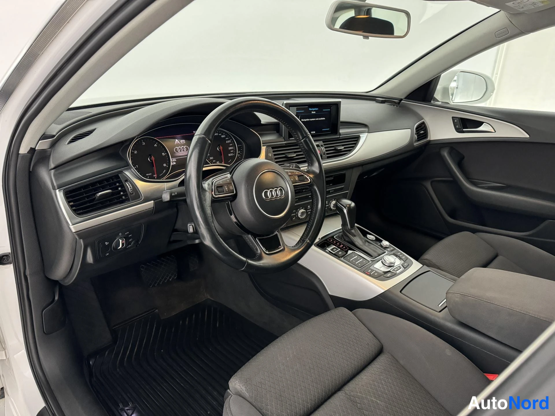 Valkoinen Audi A6 Avant 2015, ohjaamo, kuva 11