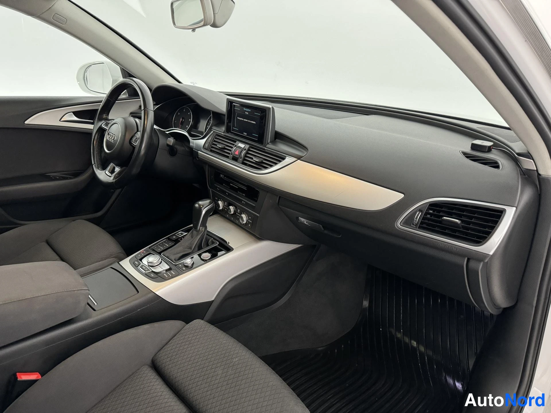 Valkoinen Audi A6 Avant 2015, ohjaamo, kuva 12