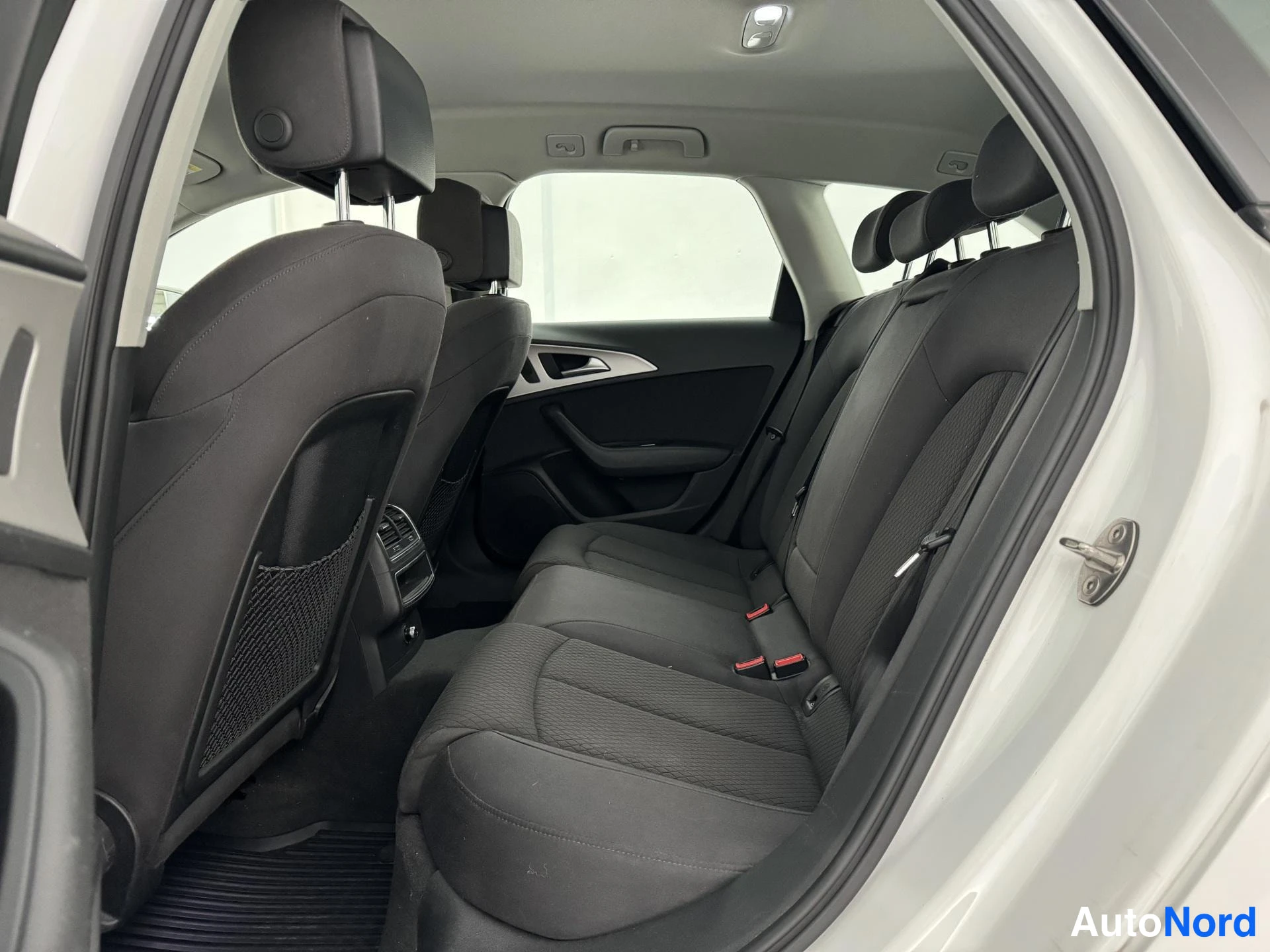 Valkoinen Audi A6 Avant 2015, takaistuimet, kuva 16