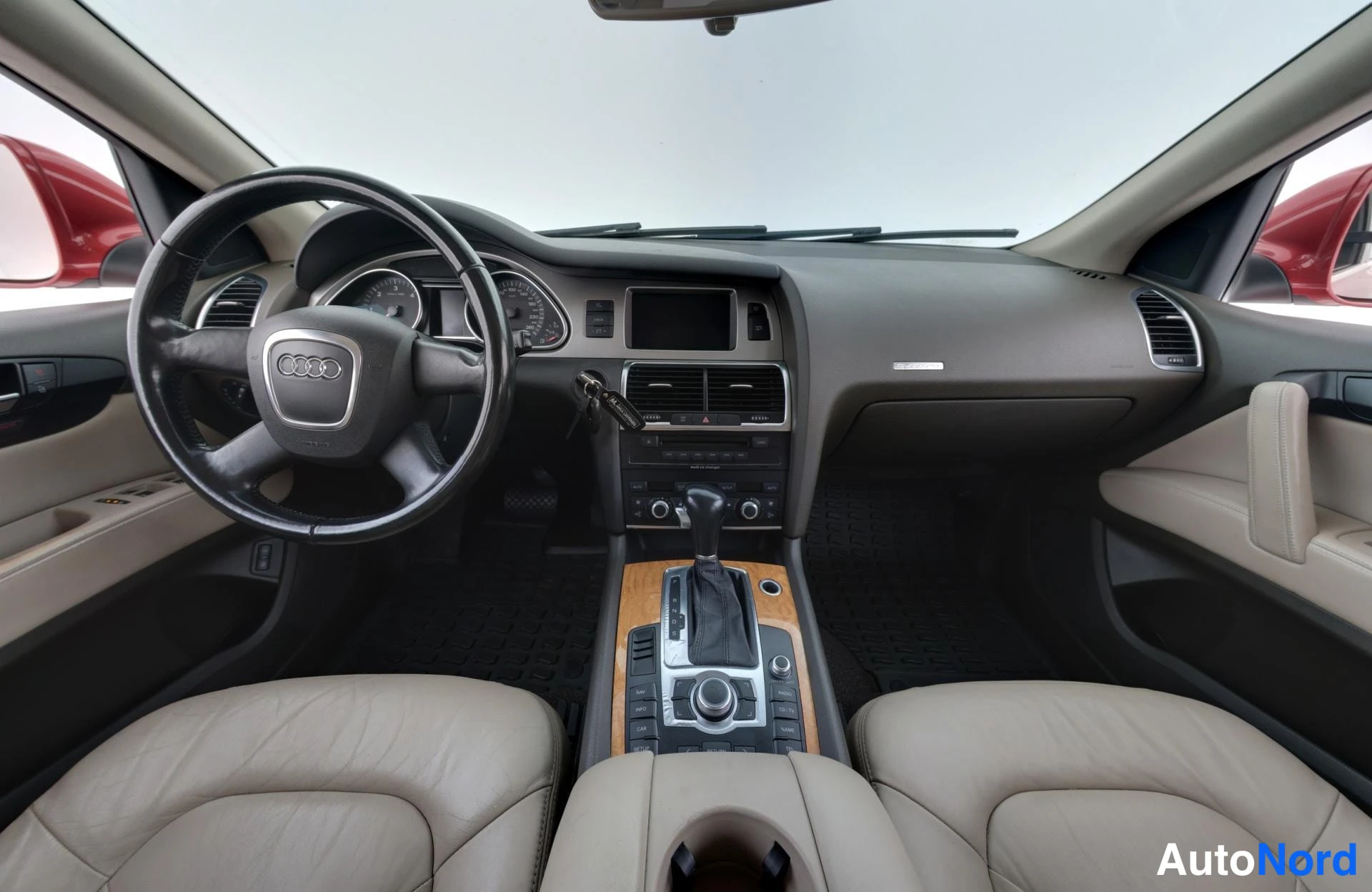 Punainen Audi Q7 2007, ohjaamo, kuva 11