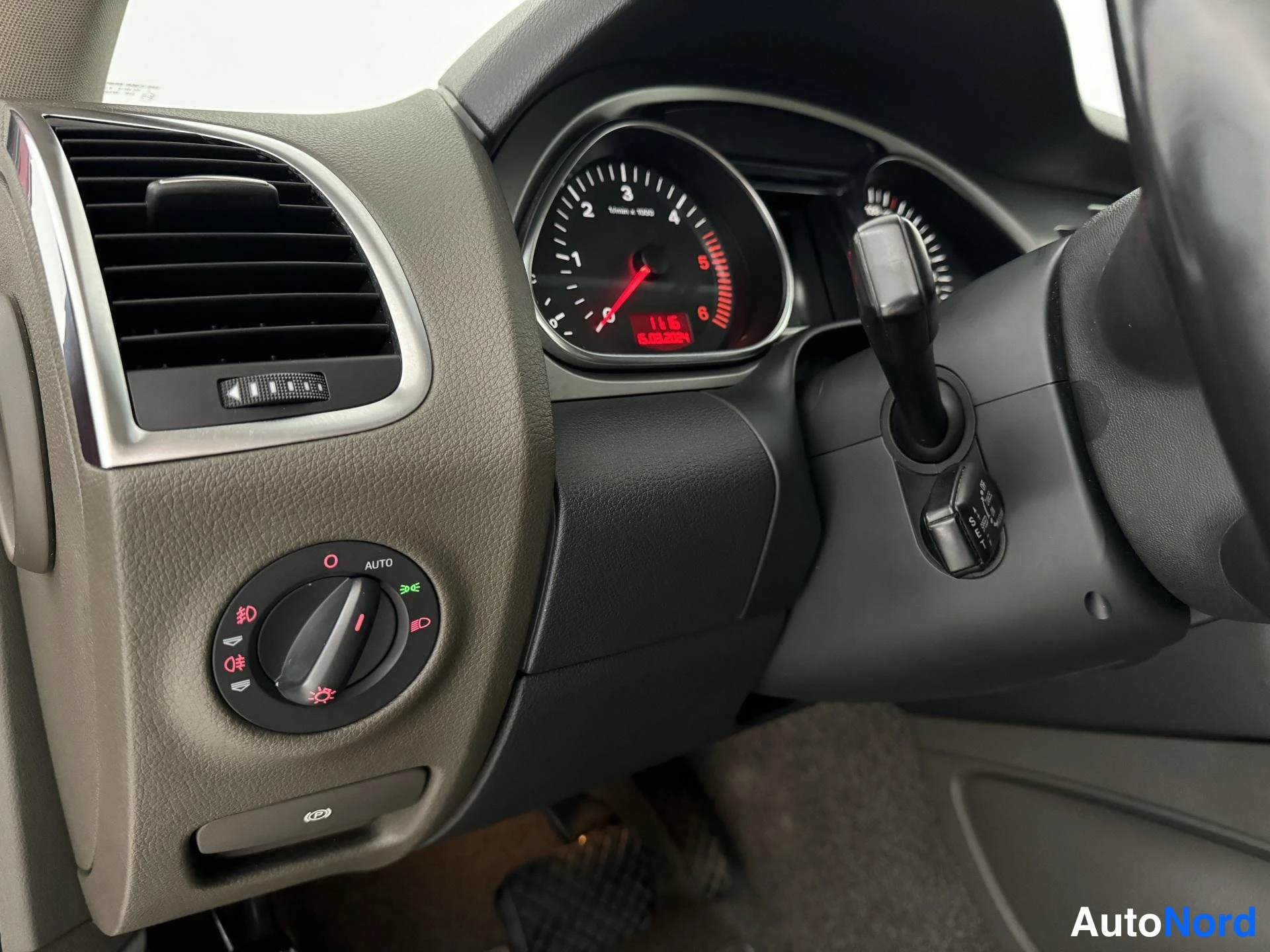 Punainen Audi Q7 2007, yksityiskohta, kuva 23