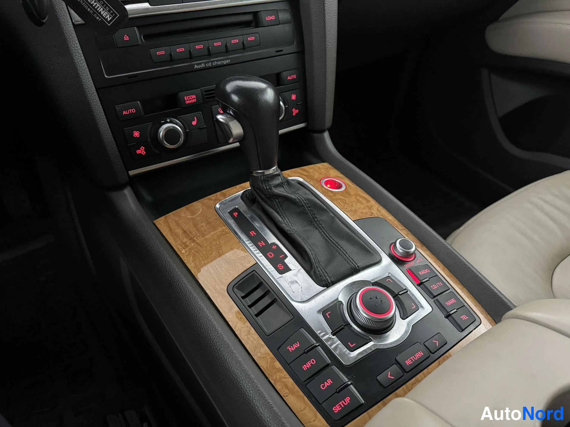 Punainen Audi Q7 2007, yksityiskohta, kuva 24