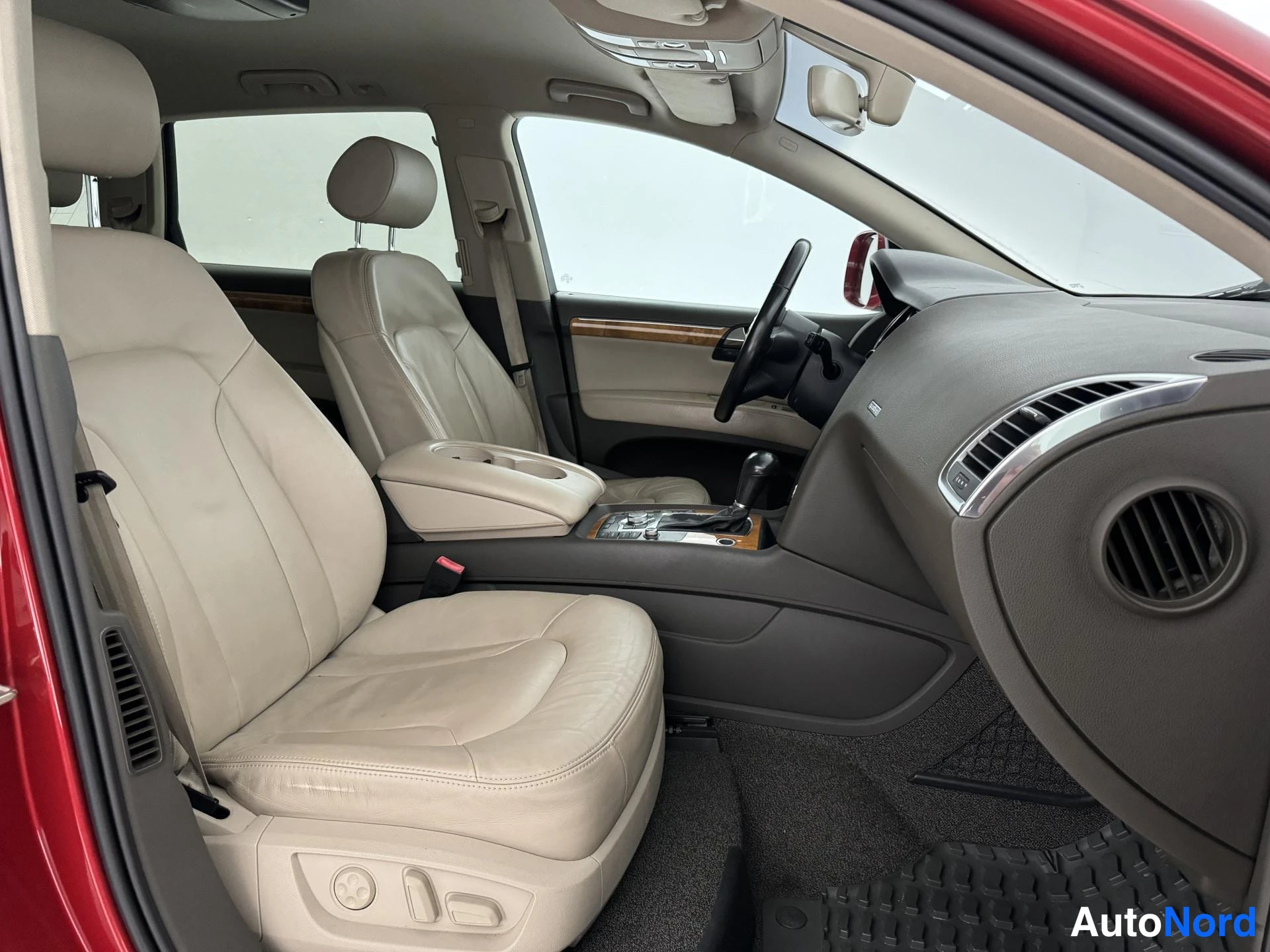 Punainen Audi Q7 2007, ohjaamo, kuva 12