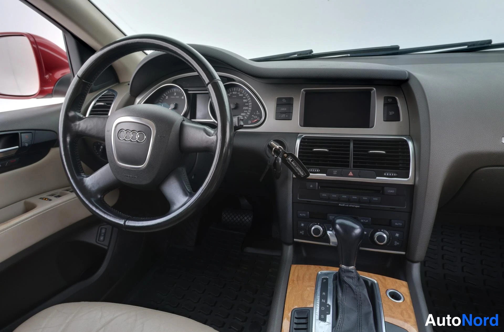 Punainen Audi Q7 2007, ohjaamo, kuva 13
