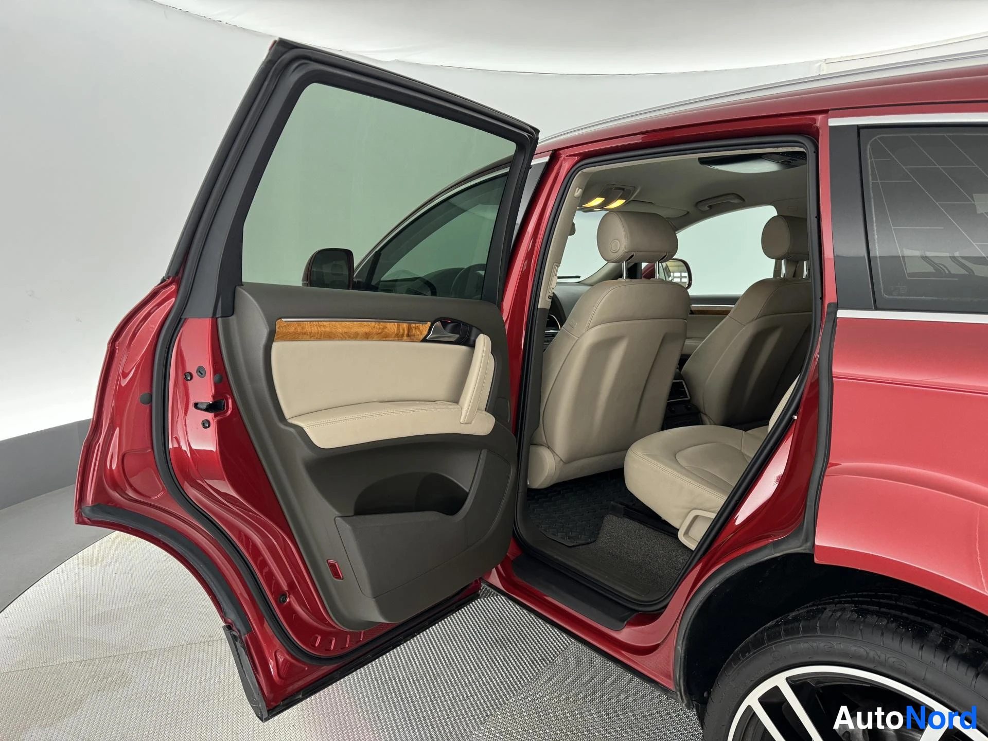 Punainen Audi Q7 2007, takaistuimet, kuva 19