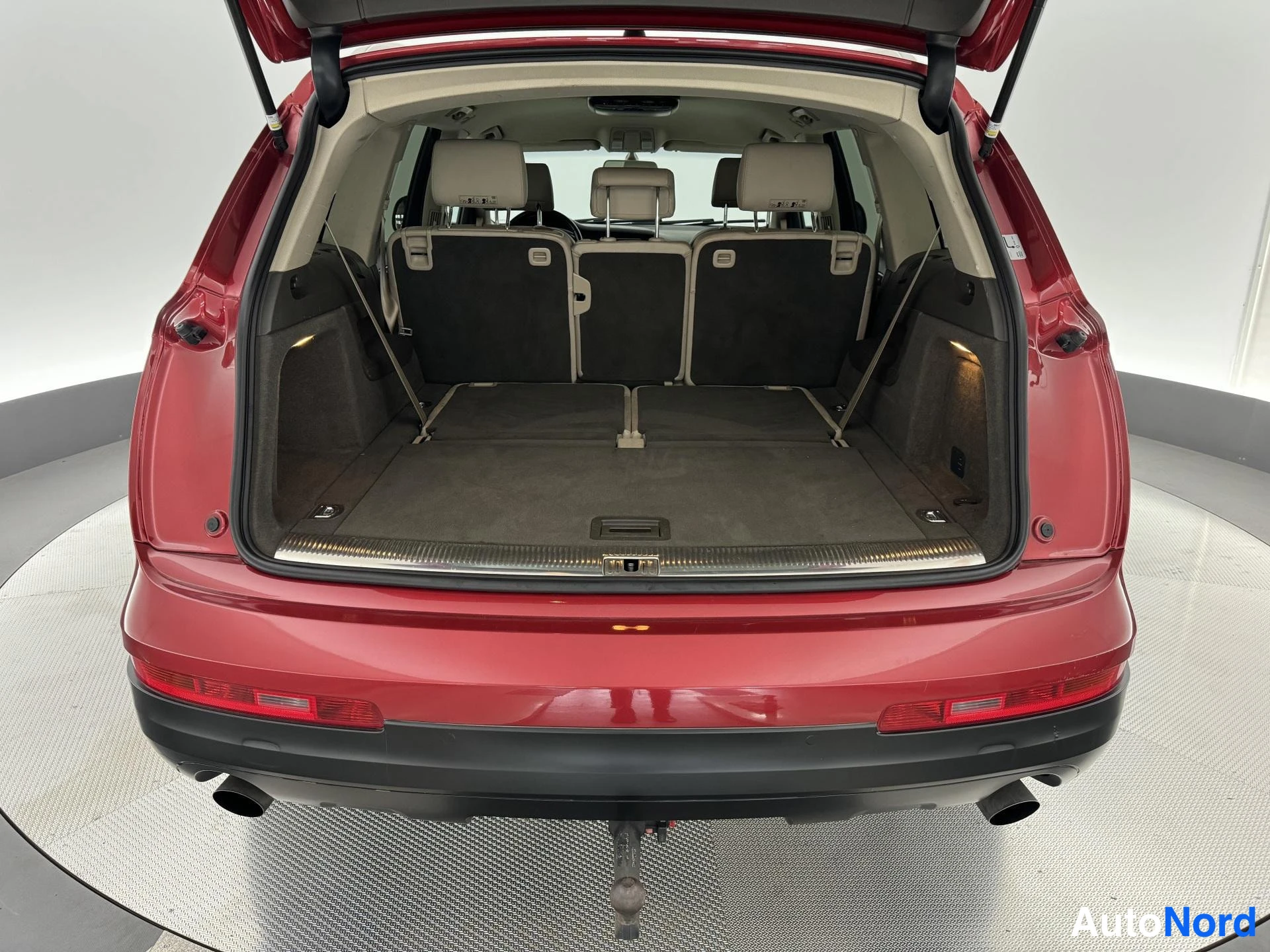 Punainen Audi Q7 2007, tavaratila, kuva 21