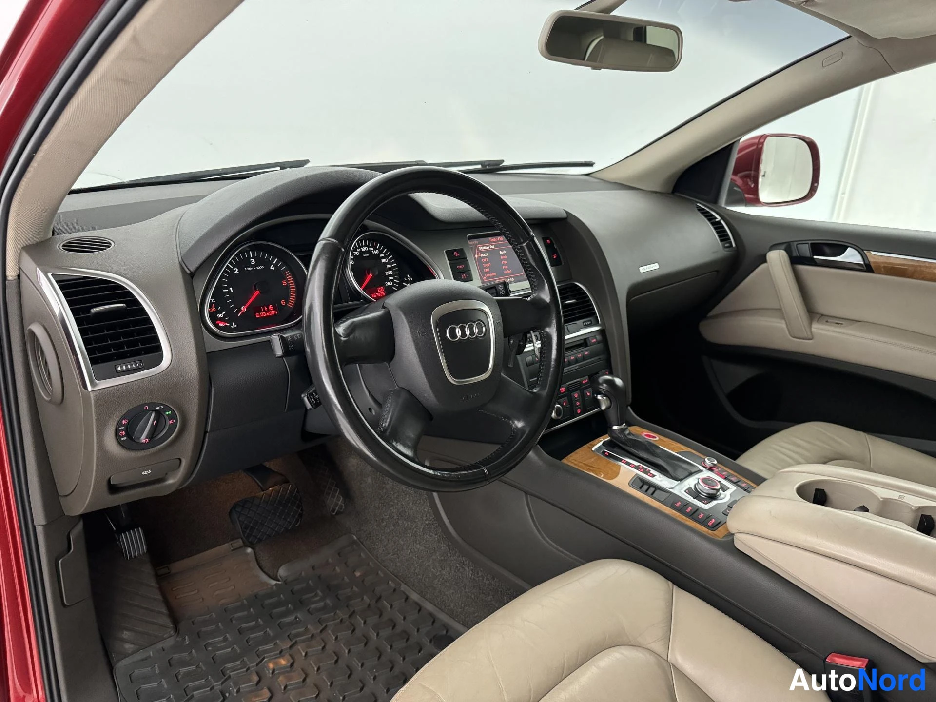 Punainen Audi Q7 2007, ohjaamo, kuva 9