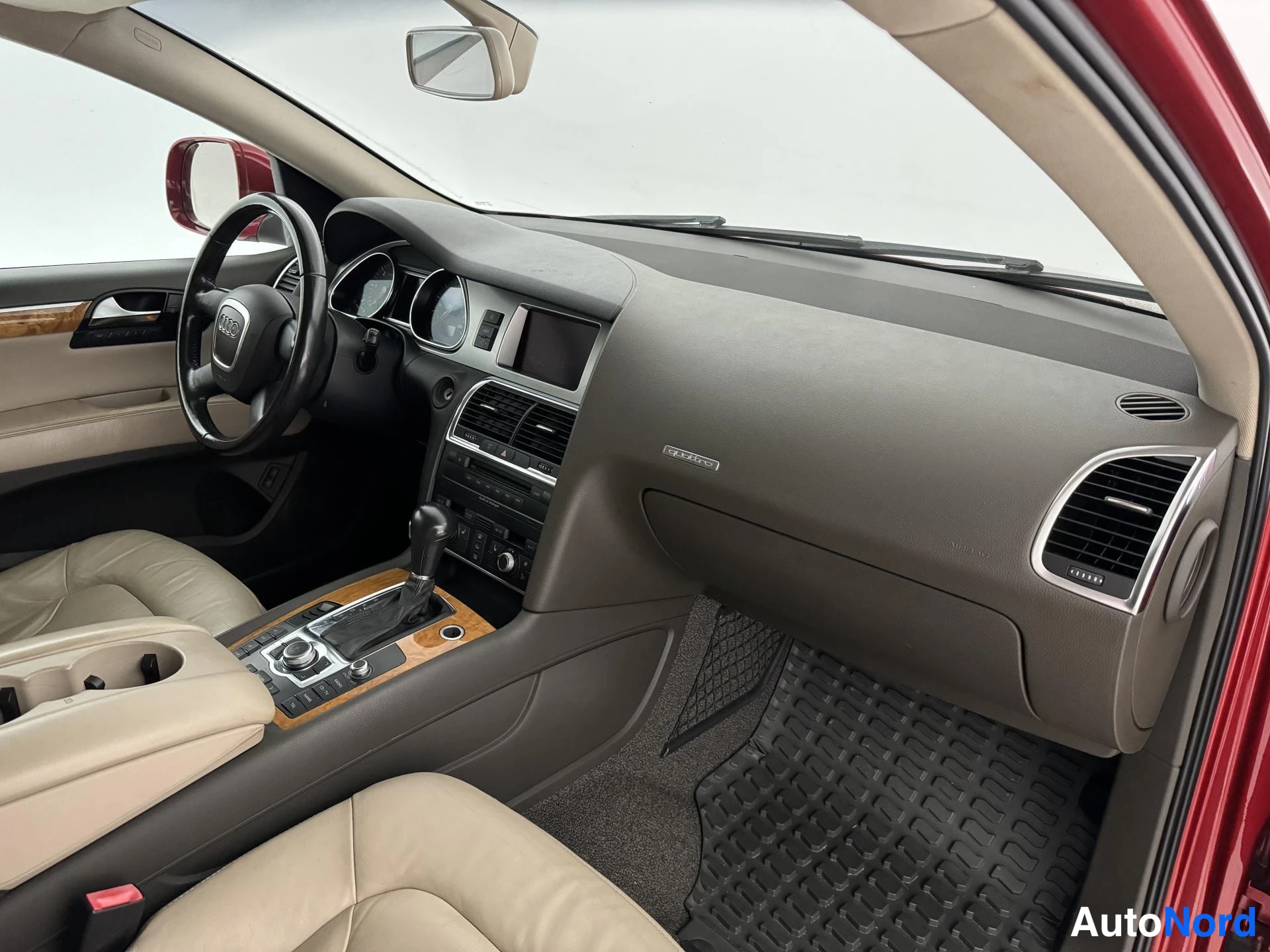 Punainen Audi Q7 2007, ohjaamo, kuva 10