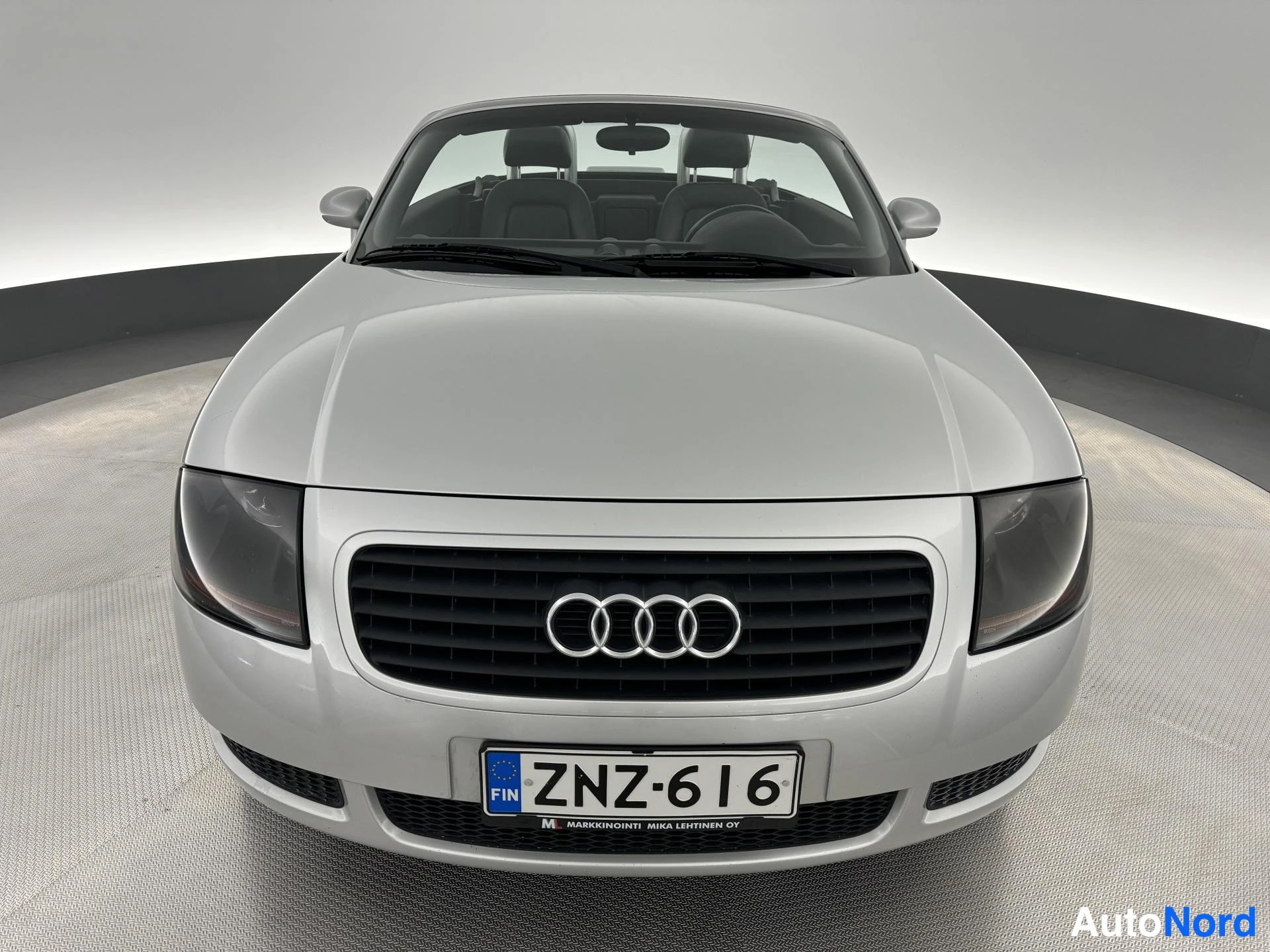 Harmaa Audi TT 2000, edestä, kuva 6