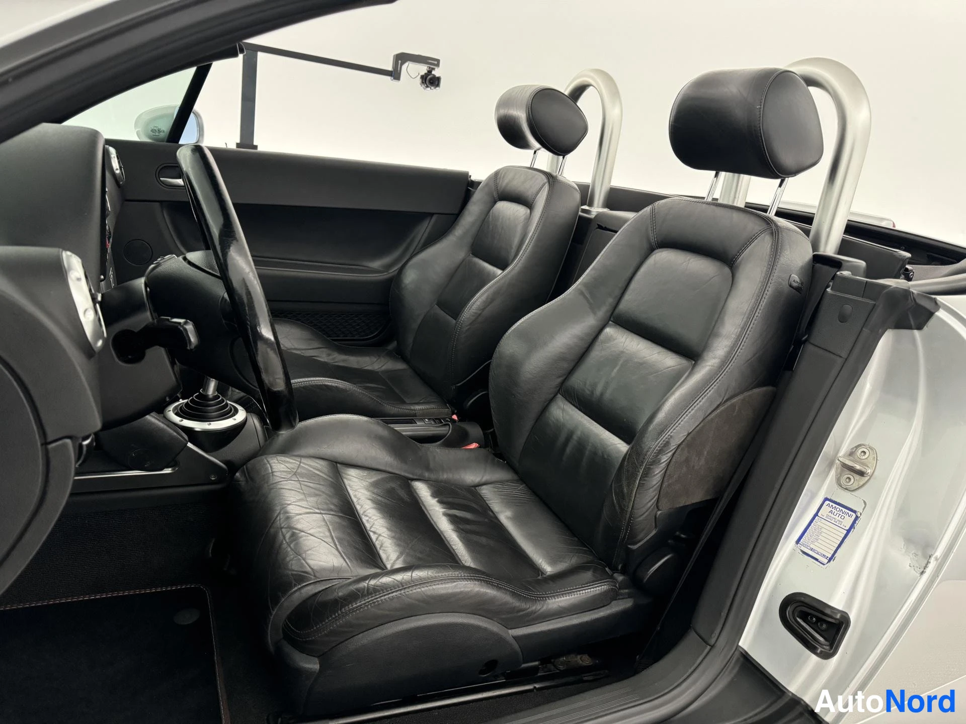 Harmaa Audi TT 2000, etuistuimet, kuva 25